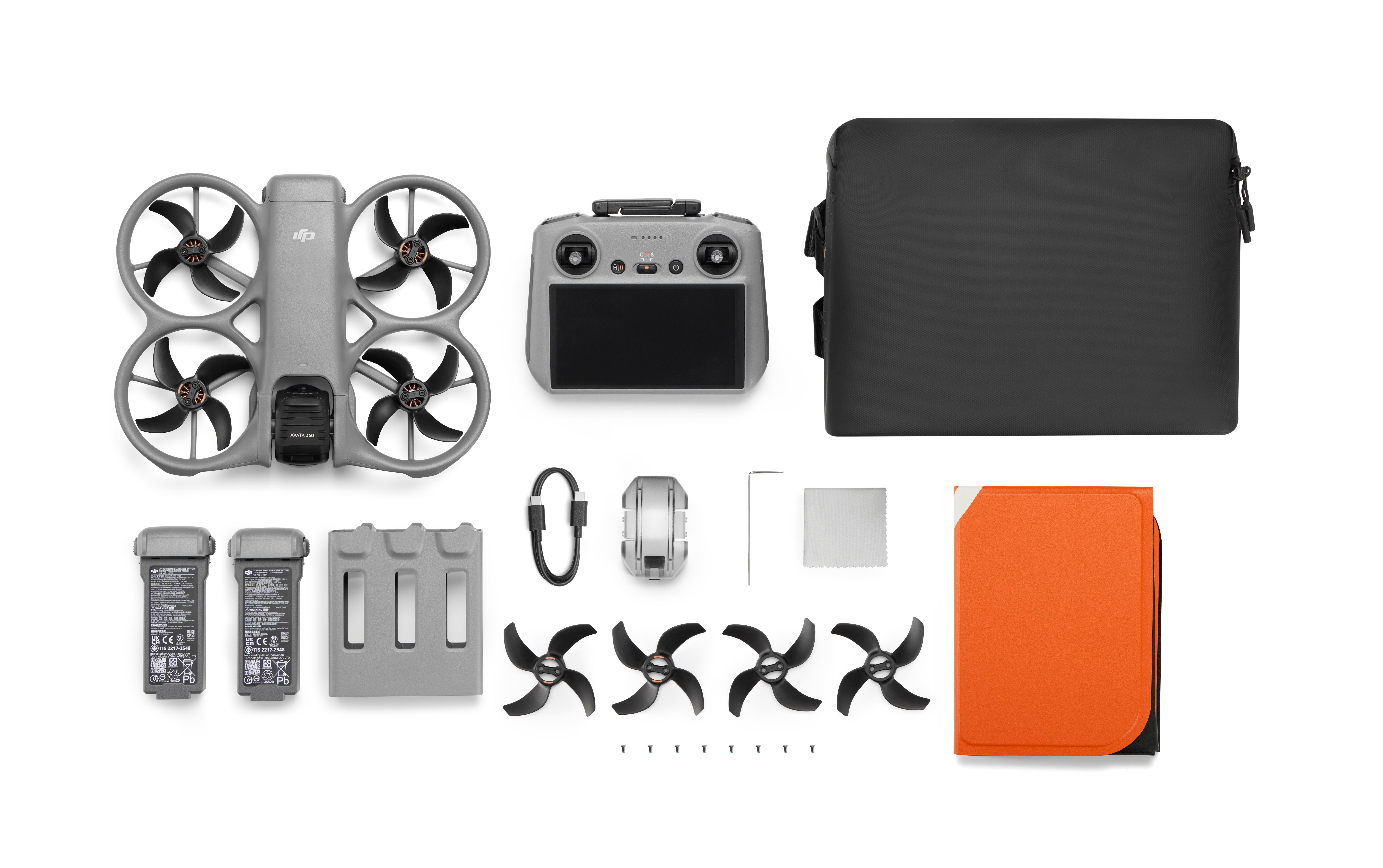Grauer DJI Avata Drohne, Controller, Akkus, Propeller und Tasche auf weißem Grund.