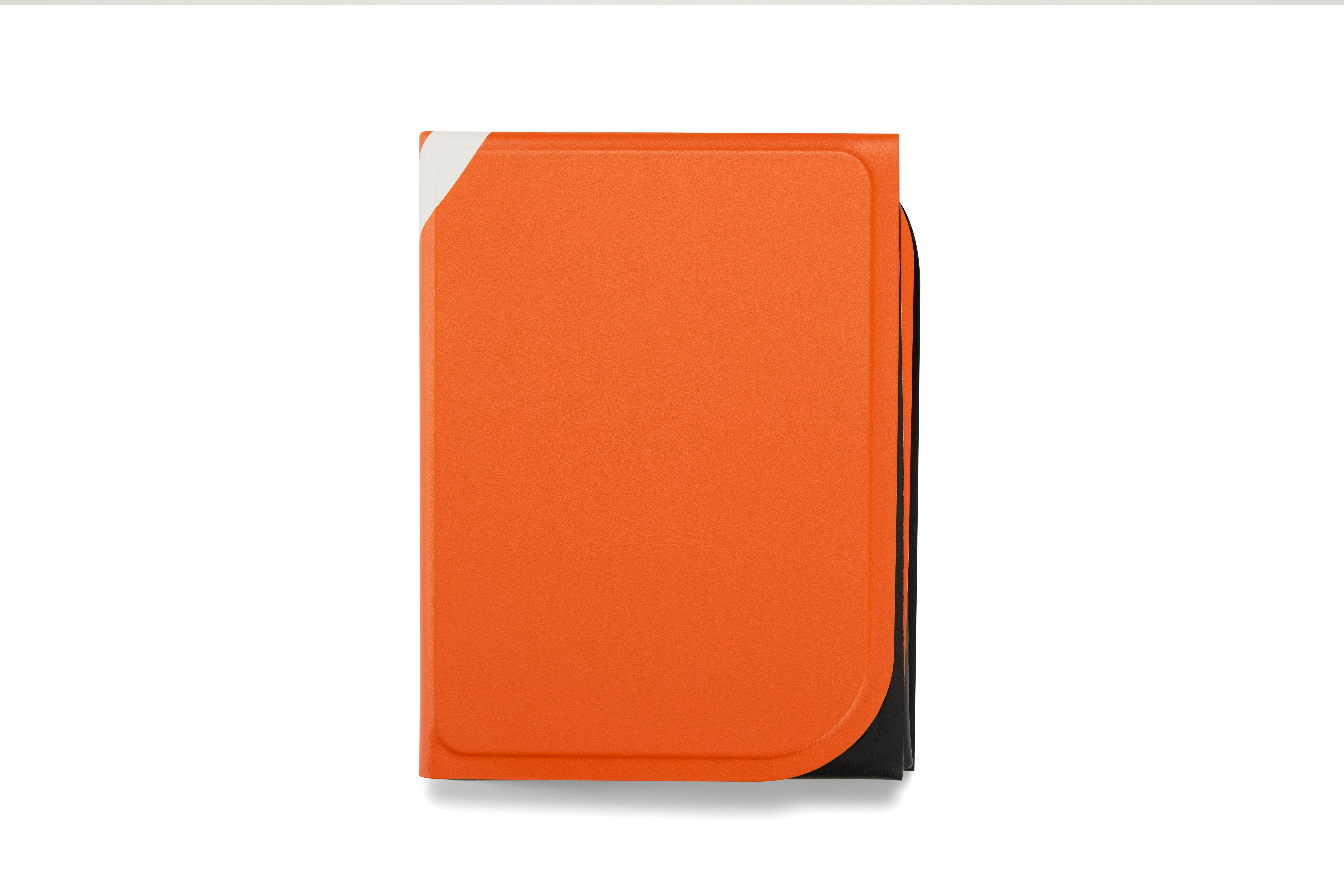 Ein oranges Buch mit weißer Ecke und schwarzer Rückseite auf weißem Hintergrund.