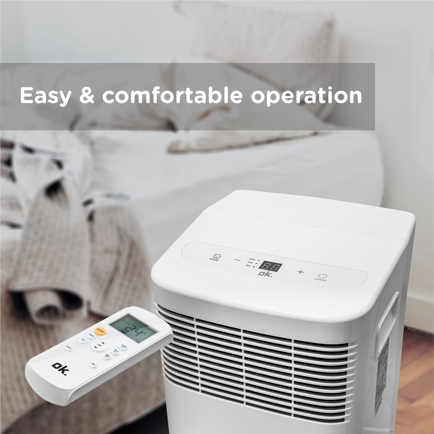 Un climatiseur blanc avec télécommande, posé sur un lit.
