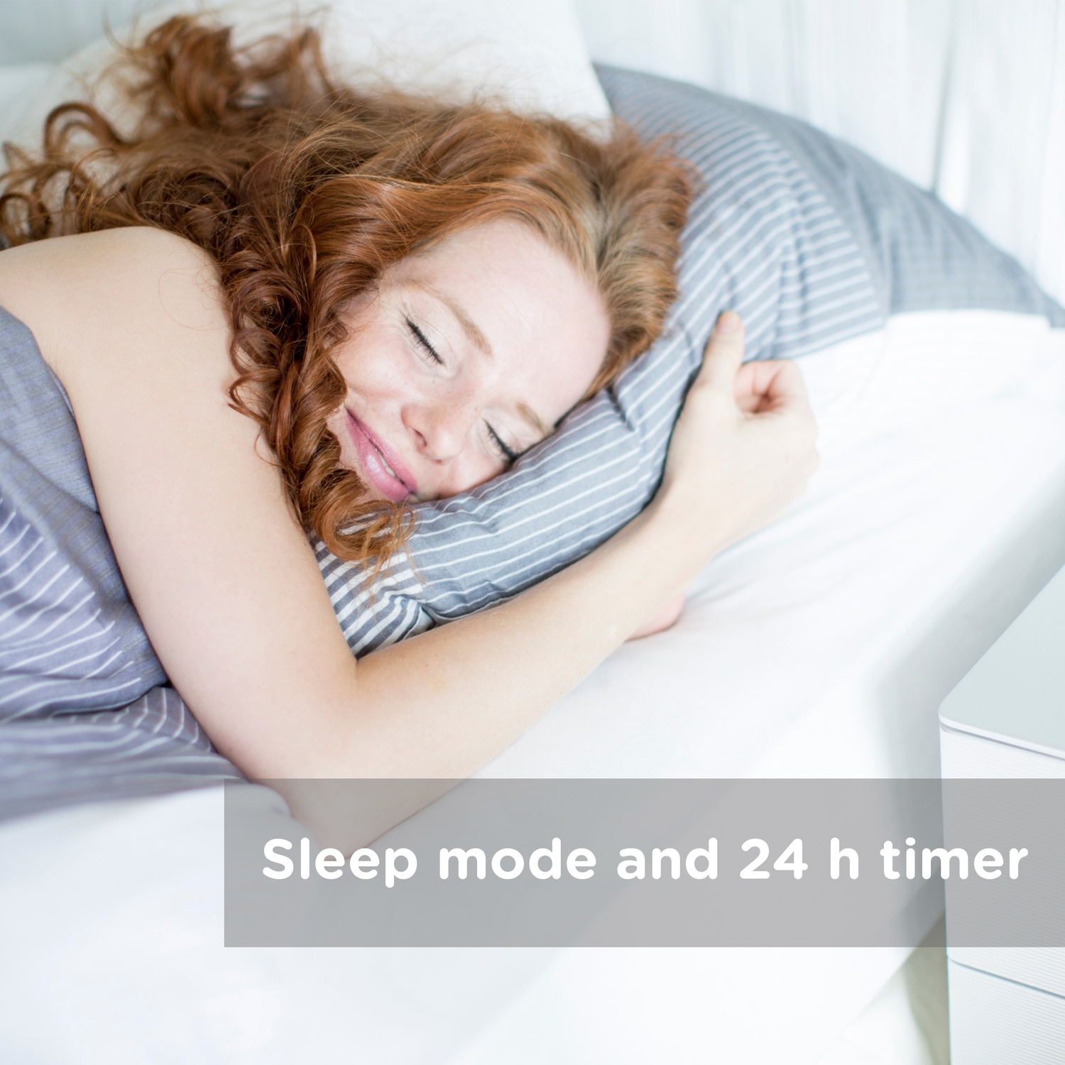 Une rousse dort sur un oreiller rayé. "Mode veille et minuterie 24h".