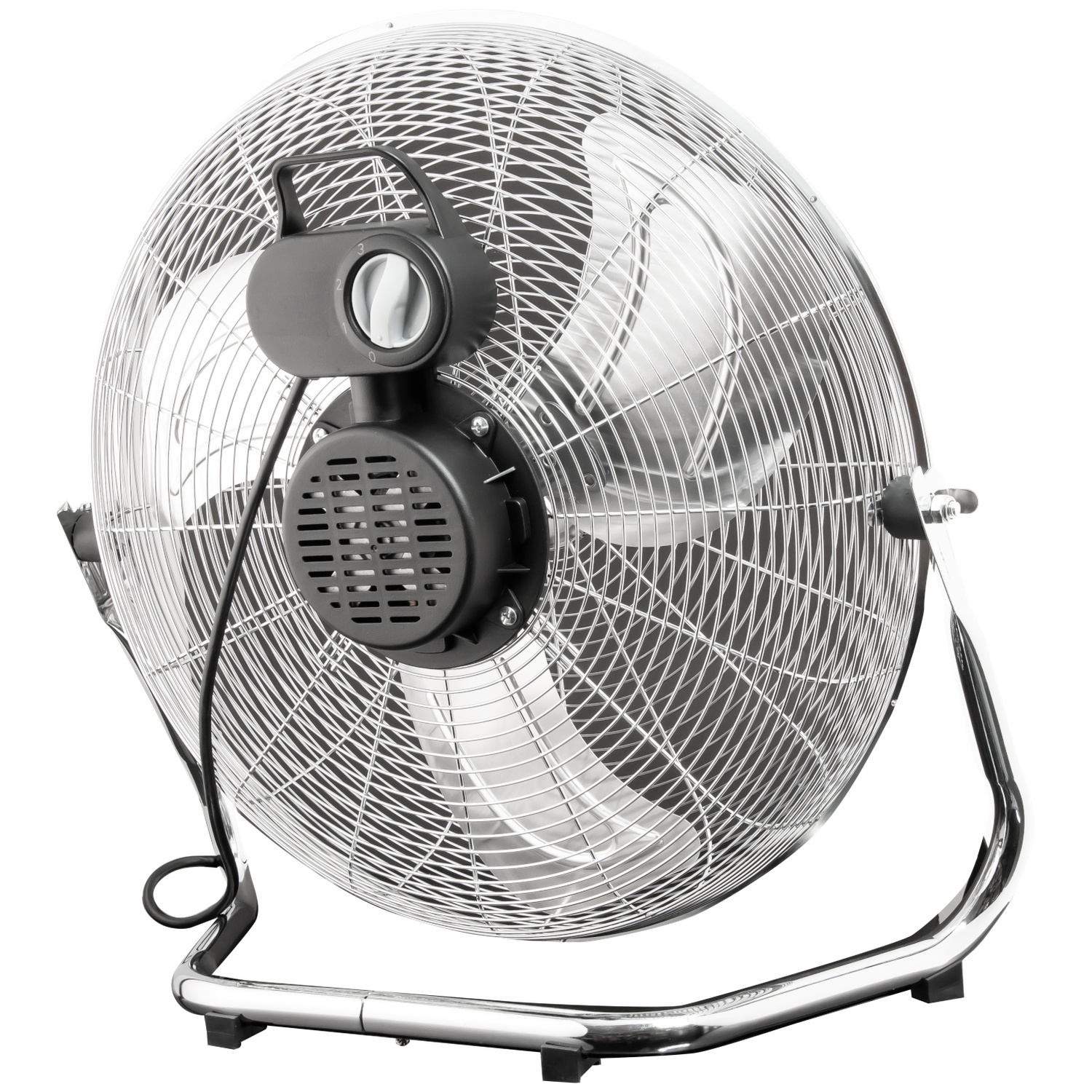 Un ventilateur sur pied chromé avec moteur et commandes noirs, sur fond blanc.