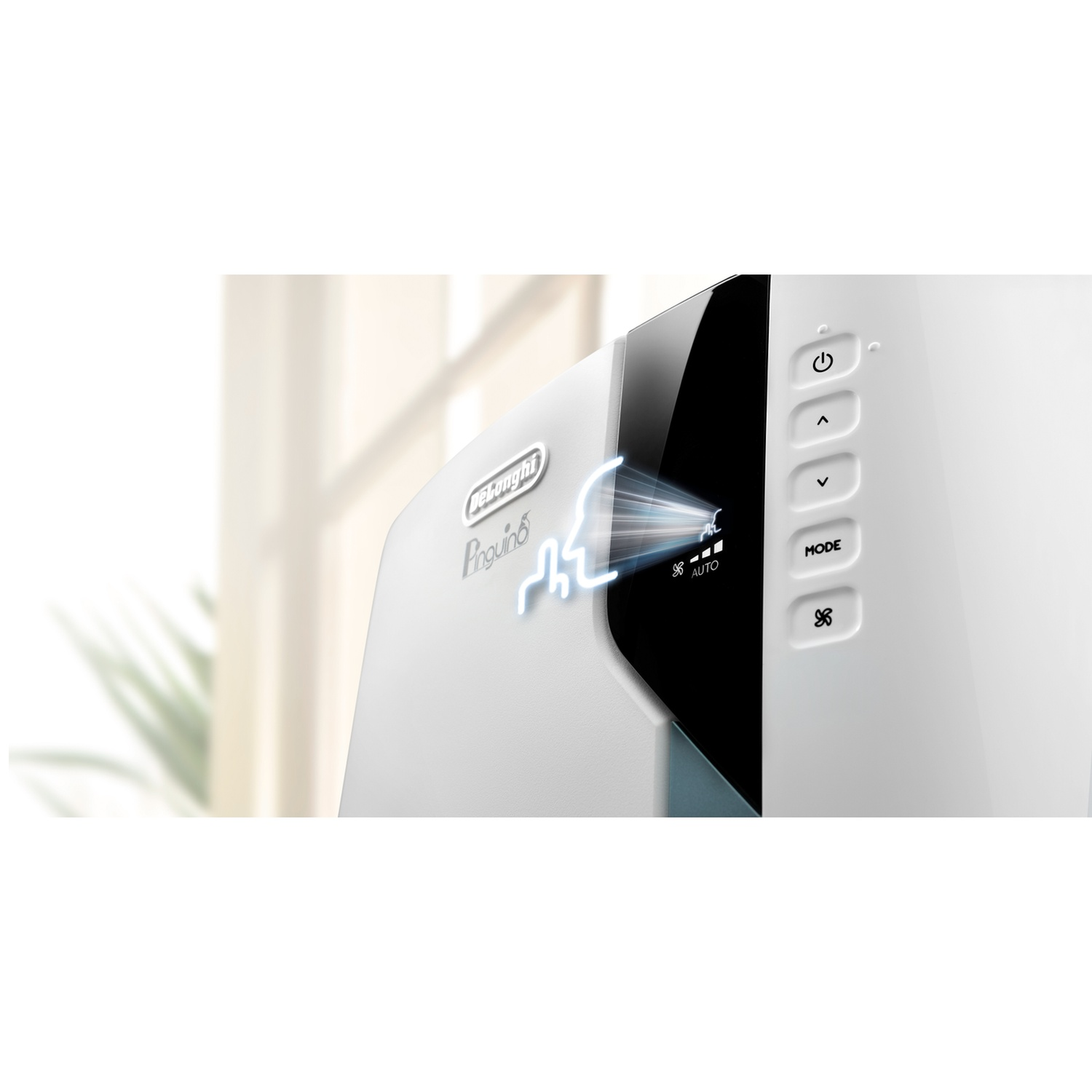 Gros plan d'un climatiseur blanc avec logo illuminé et panneau de commande.