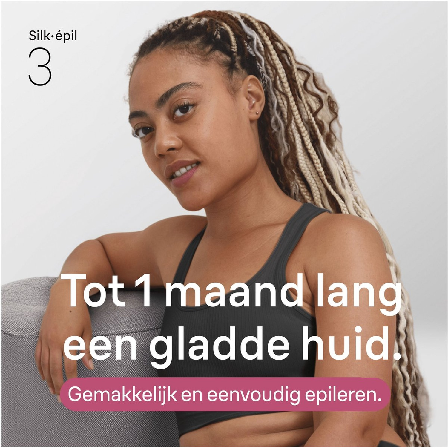 Vrouw met lange vlechten poseert voor reclame gladde huid.