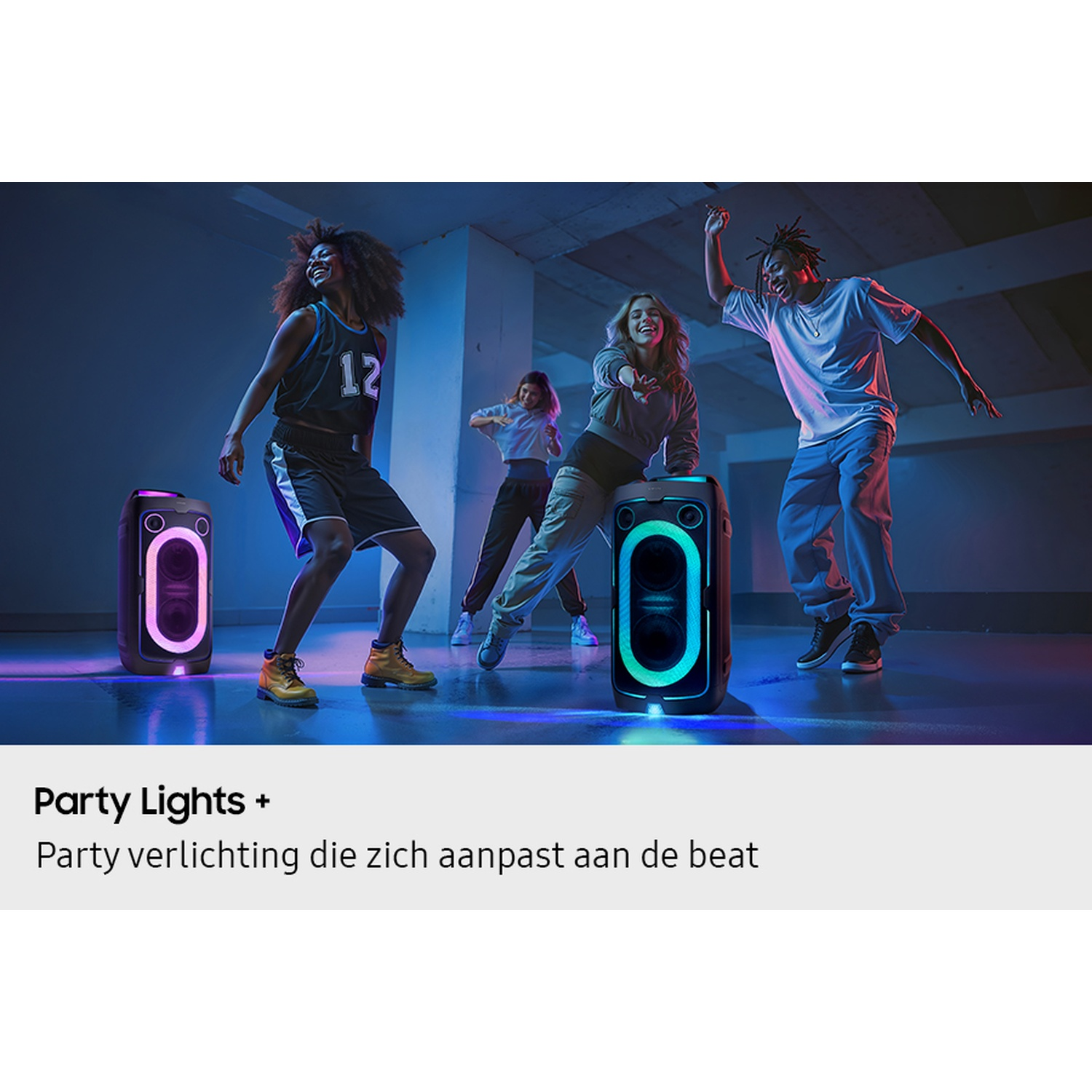 Mensen dansen op muziek met verlichte luidsprekers.