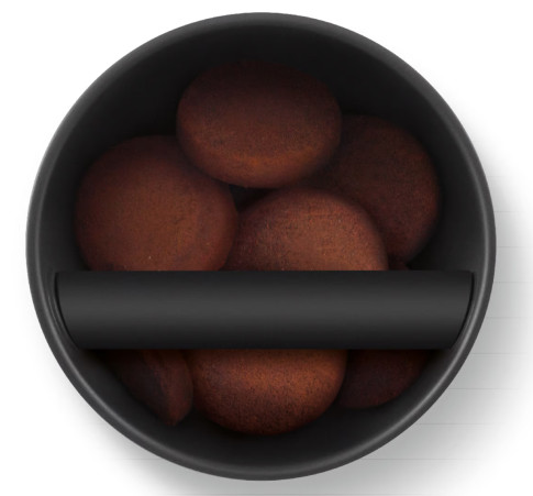 Czarny pojemnik zawierający kilka brązowych ciastek.