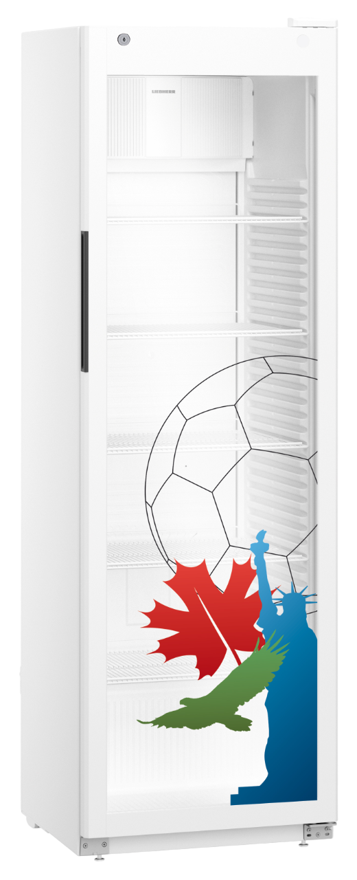 Ein weißer Kühlschrank mit Fußball-, Ahornblatt-, Freiheitsstatuen- und Adler-Grafiken.