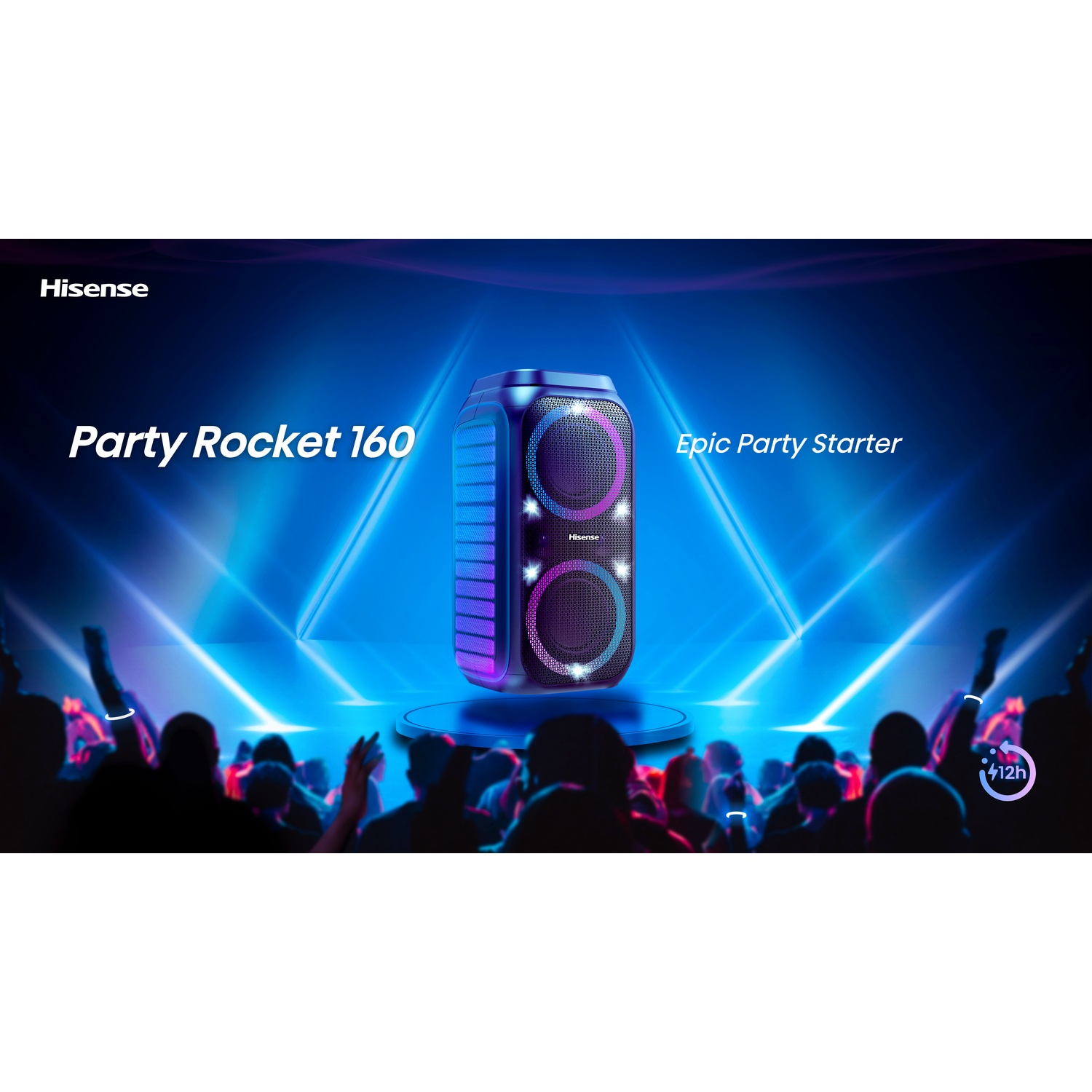Un altoparlante Hisense Party Rocket 160 sul palco, illuminato da luci blu, con una folla festante davanti.