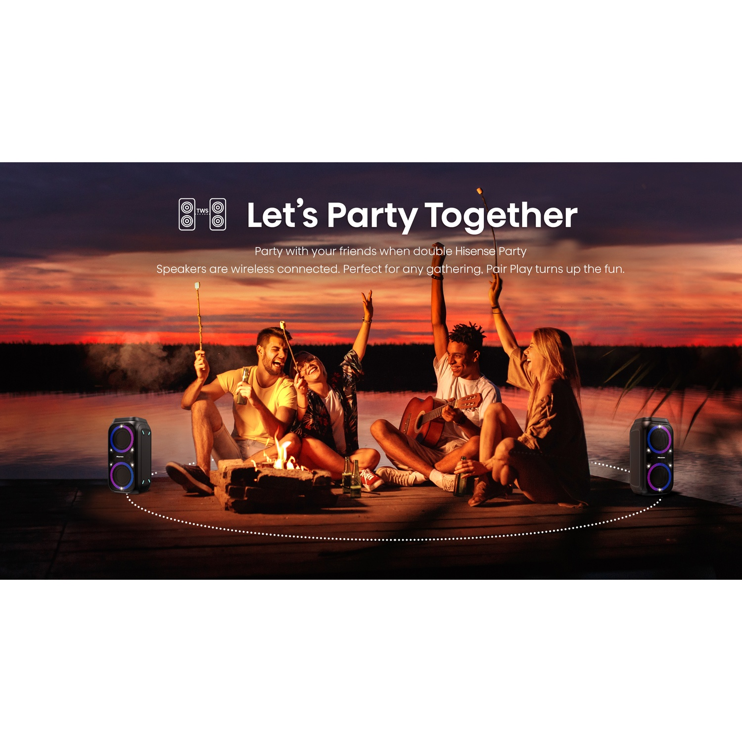 Amici festeggiano al tramonto sul lago con musica. Due altoparlanti.