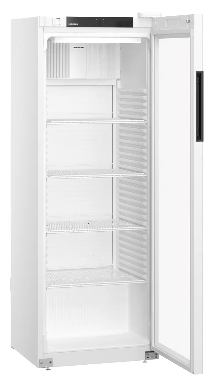 Ein weier Kählschrank mit Glas- und Gittertüren und mehreren Regalen.