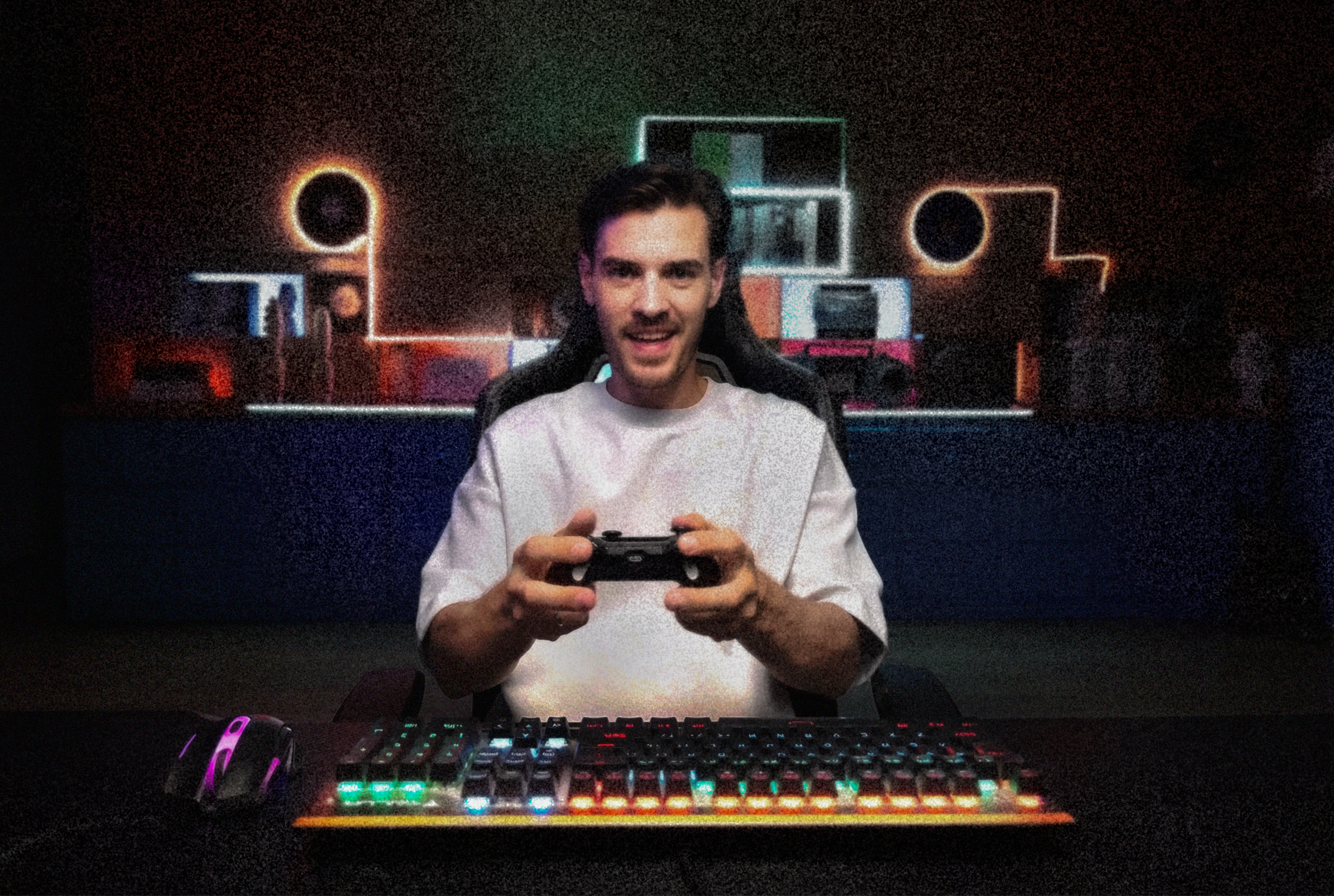 Ein Mann spielt Videospiele mit einem Controller, Tastatur und Maus.