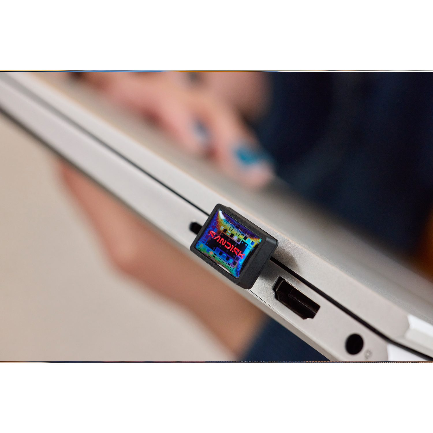 Una memoria USB SanDisk conectada a una computadora portátil.
