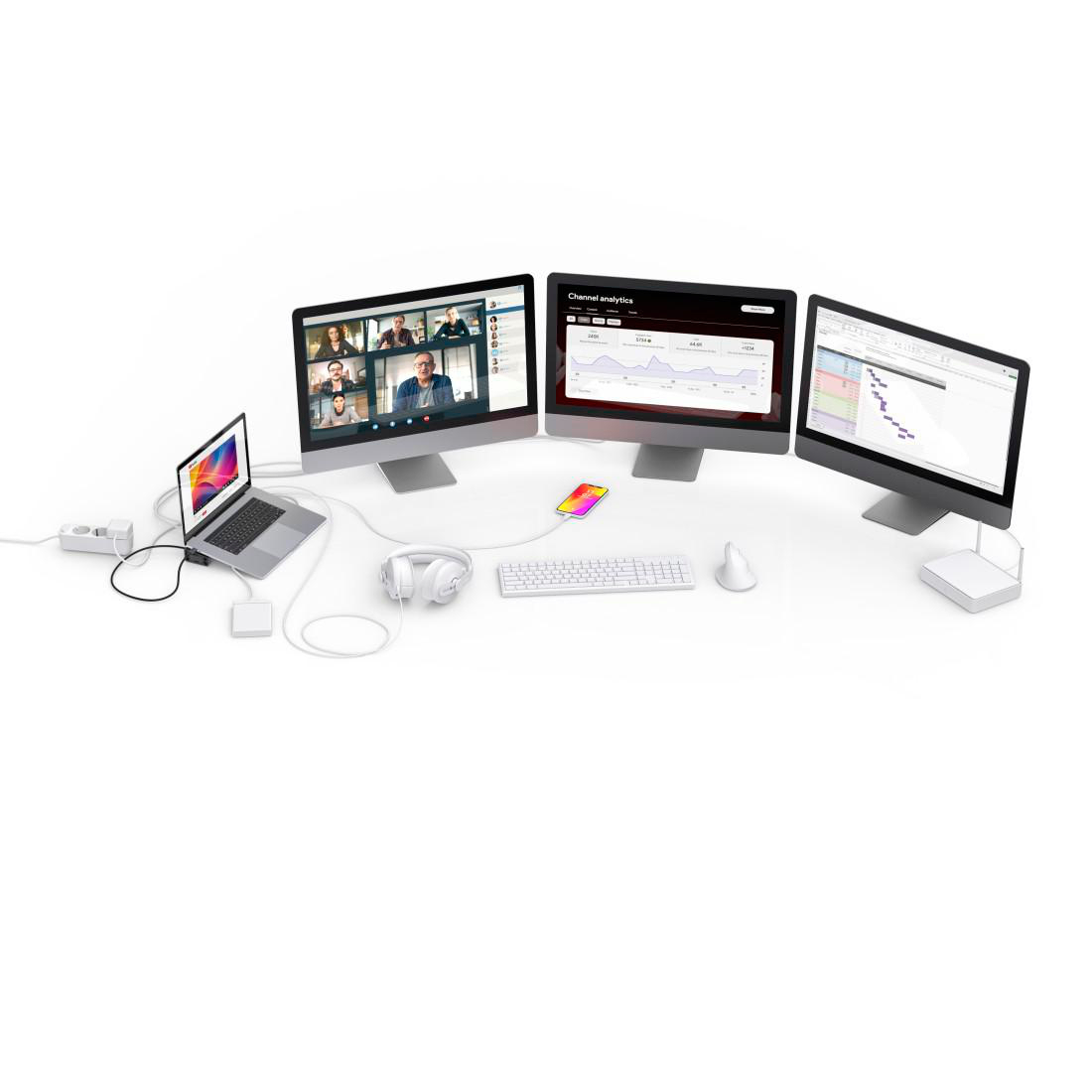 Ein Schreibtisch mit drei Monitoren, einem Laptop, Tastatur, Maus und Kopfhörern.