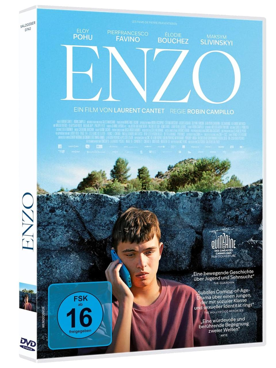 Ein Junge mit einem Handy vor einer Steinmauer, Filmplakat 'Enzo'.