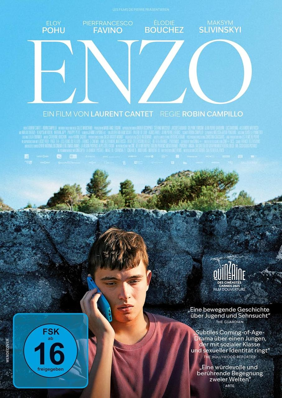 Ein junger Mann telefoniert vor einer Steinmauer. Filmplakat mit Titel 'ENZO'.