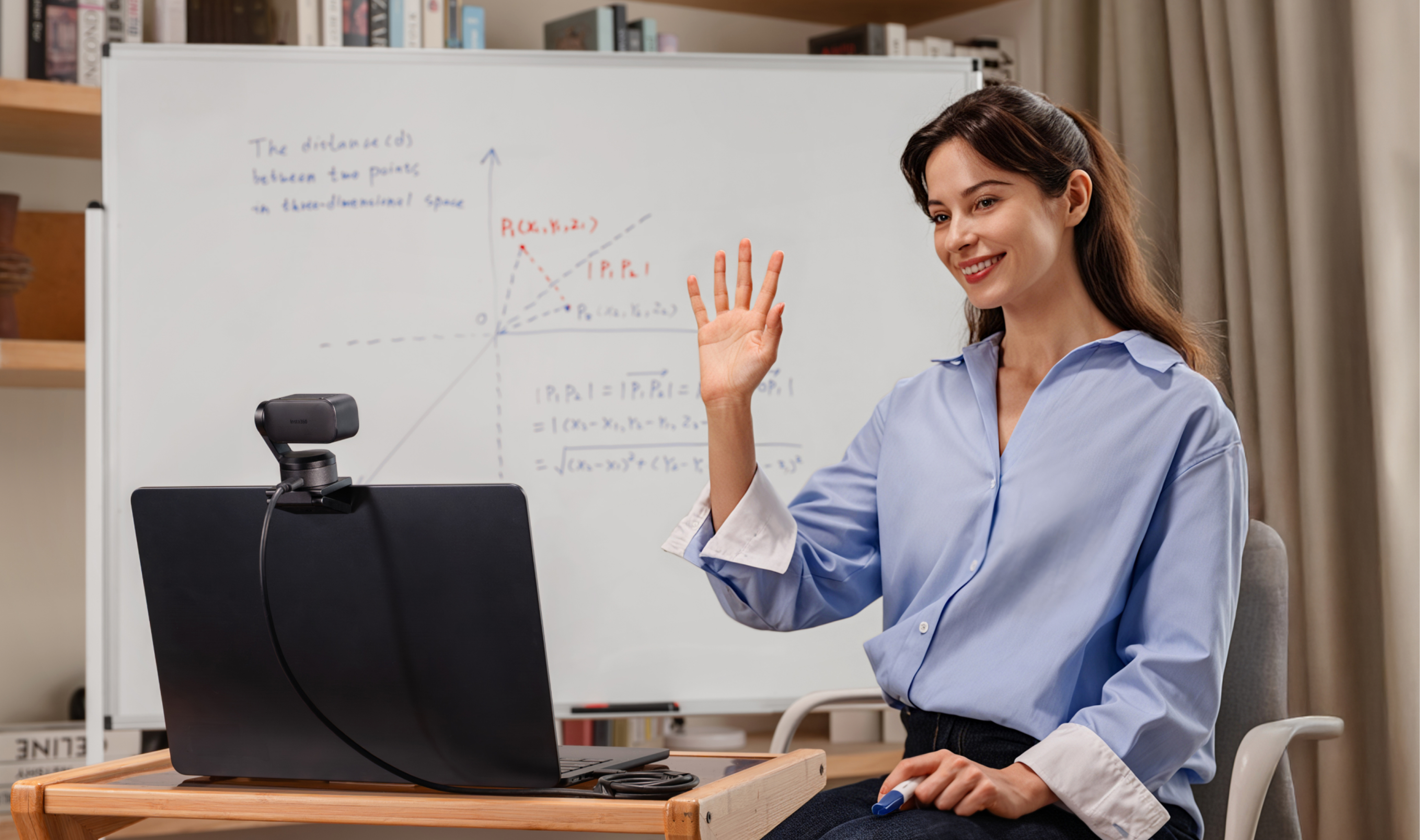 Eine Frau winkt vor einem Whiteboard mit mathematischen Formeln und einer Grafik.
