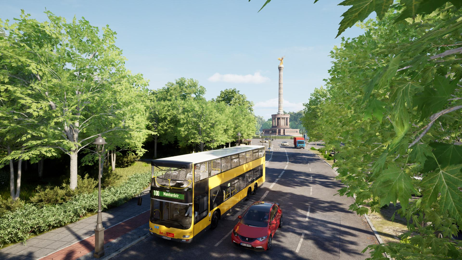 Ein gelber Doppeldeckerbus fährt auf einer Straße in Berlin, Siegessäule im Hintergrund.