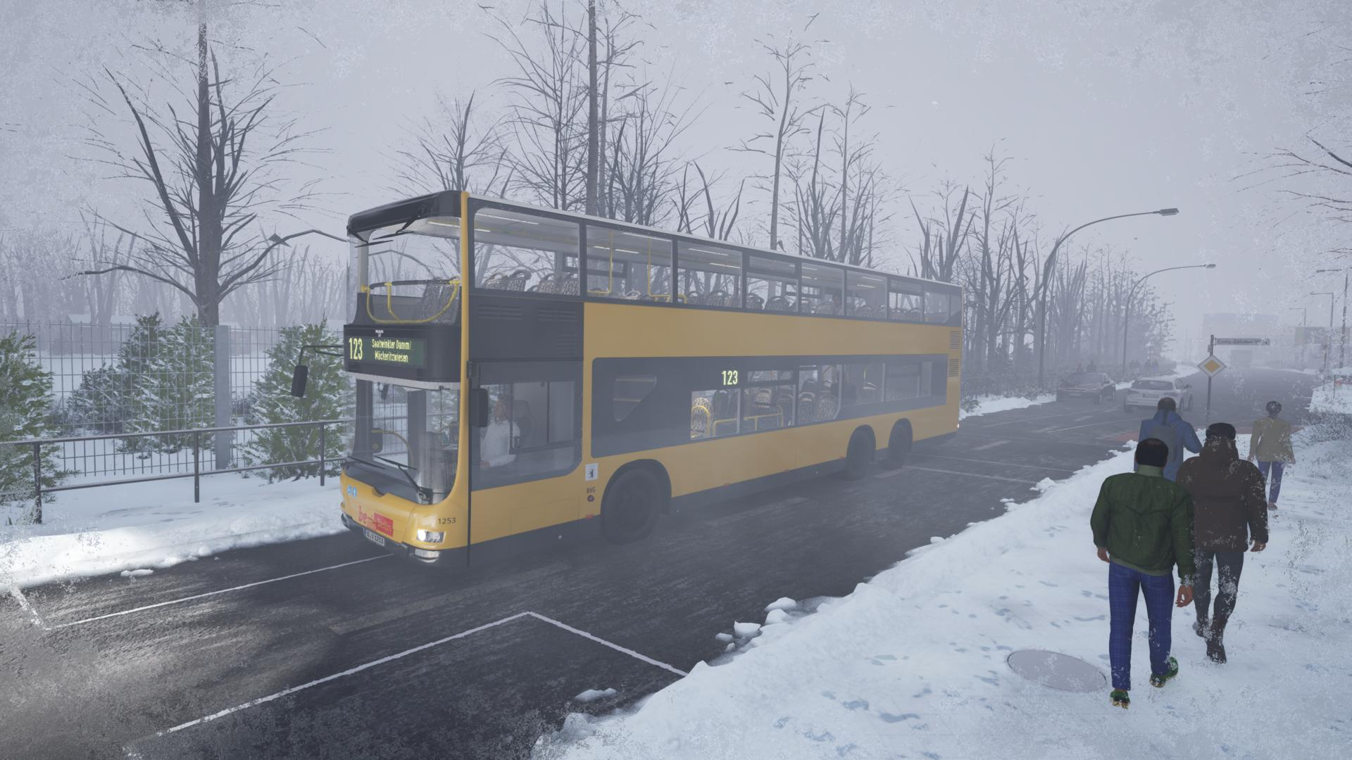 Ein gelber Doppelstockbus fährt bei Schnee auf einer Straße. Menschen gehen auf dem Gehweg.