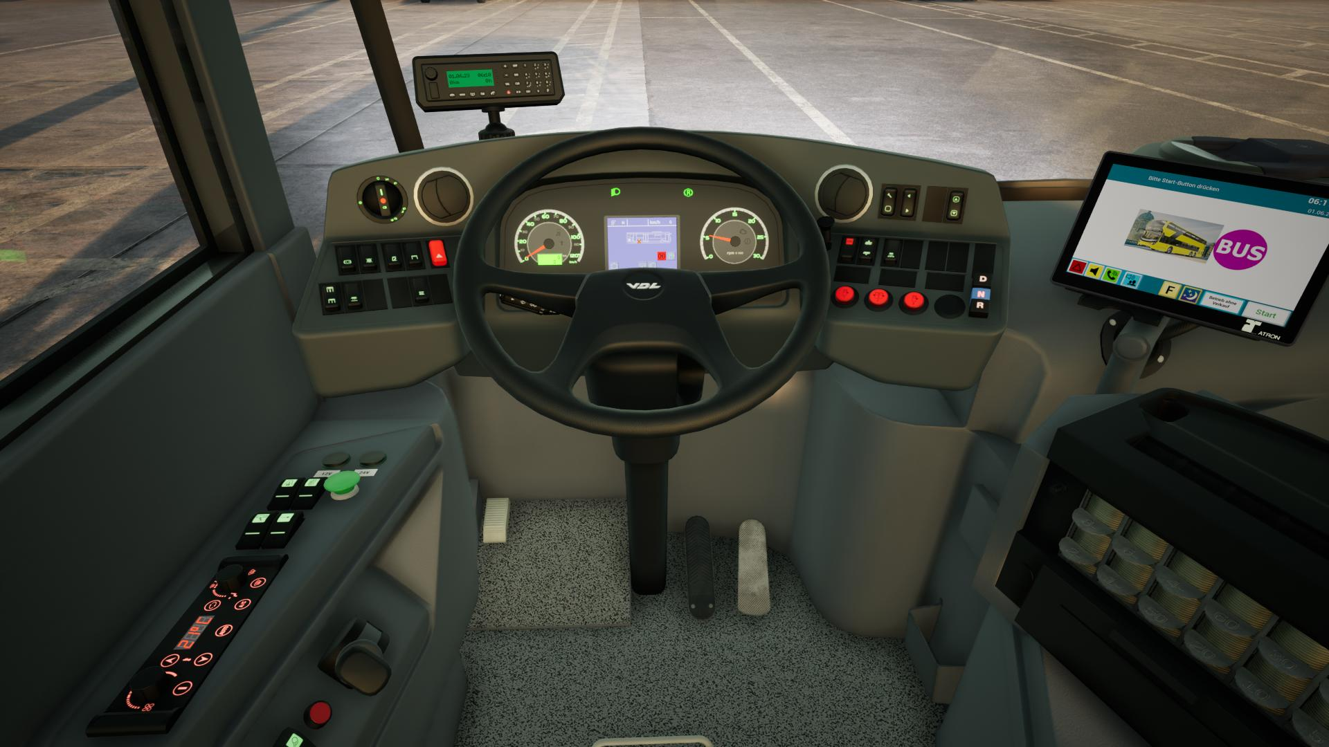 Das Cockpit eines Busses mit Lenkrad, Armaturenbrett und Bildschirm.