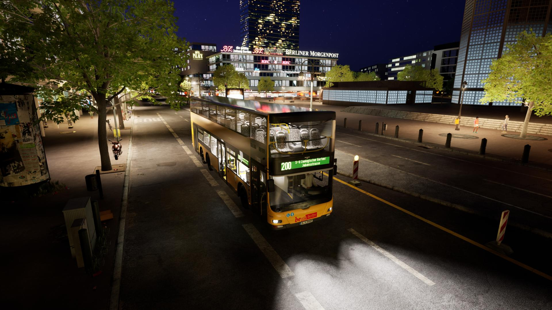 Ein gelber Doppeldeckerbus fährt nachts durch eine Stadt mit beleuchteten Gebäuden.