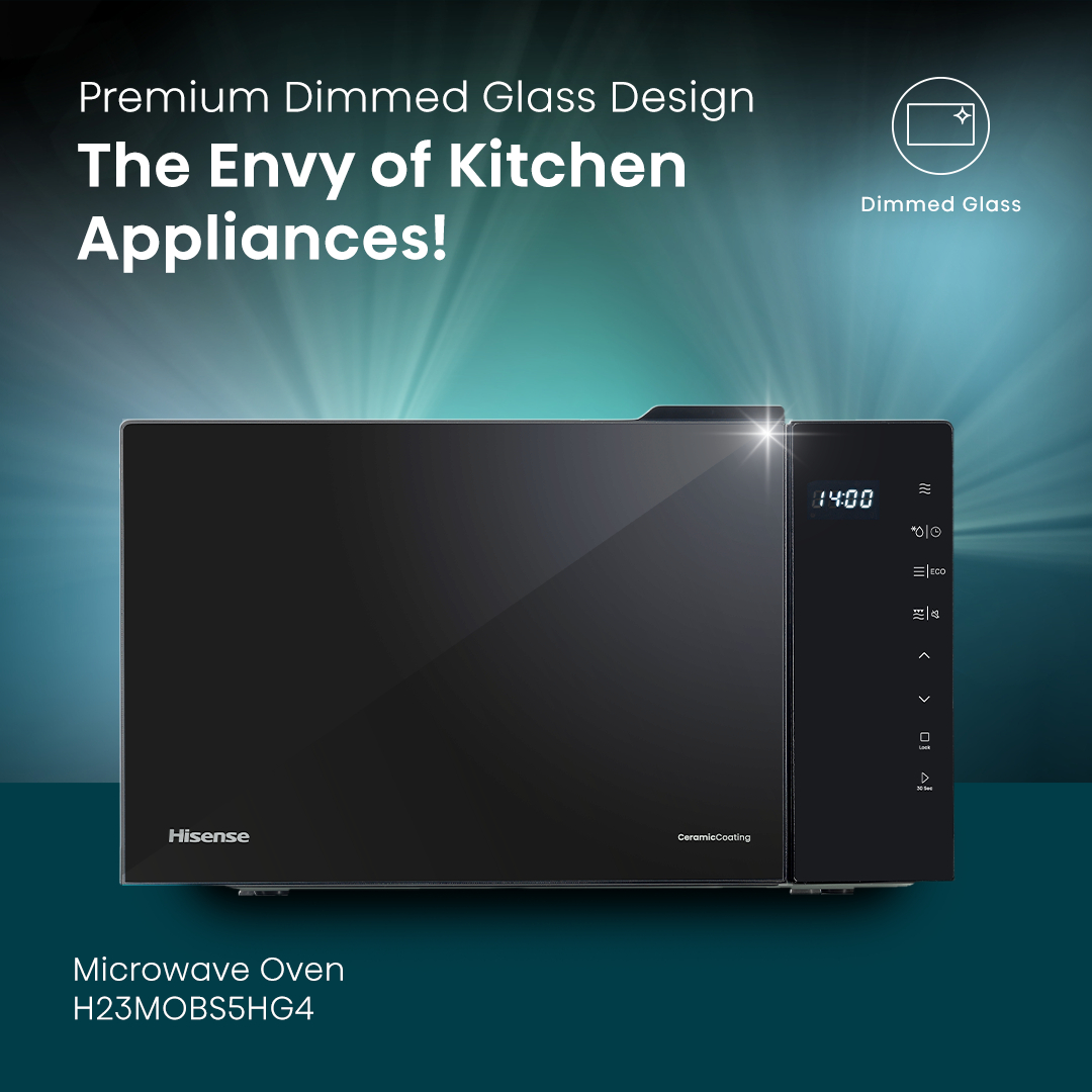 Ein schwarzer Hisense Mikrowellenherd mit Glasfront und digitaler Anzeige steht im Rampenlicht.