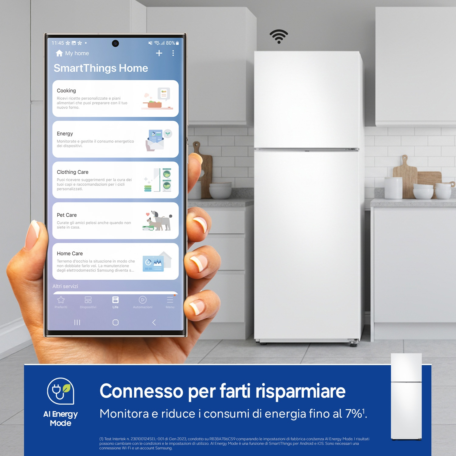 Uno smartphone mostra l'app SmartThings Home accanto a un frigorifero bianco.