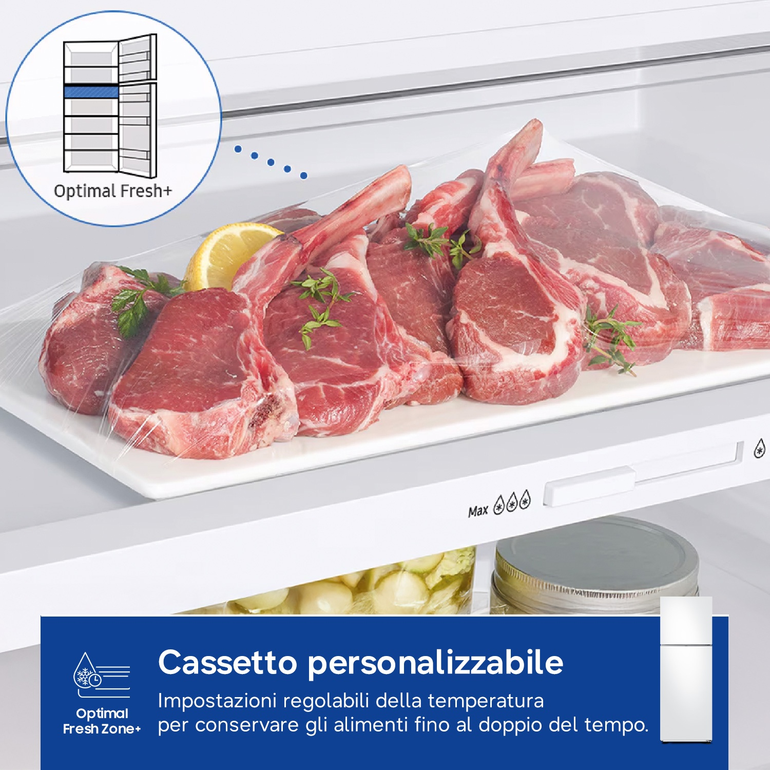 Carne cruda su un piatto in un frigorifero, con barattoli e porta del frigorifero.