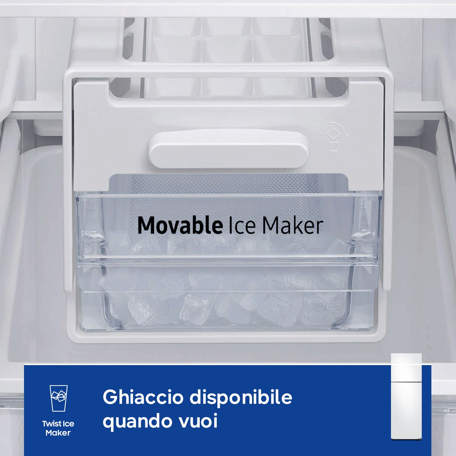 Un fabbricatore di ghiaccio mobile in un frigorifero con cubetti di ghiaccio.