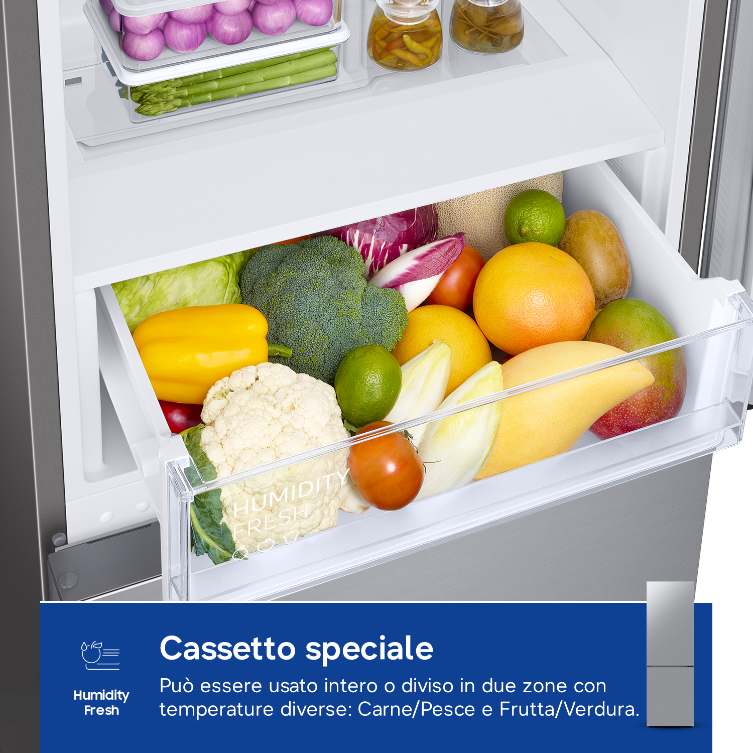 Un cassetto del frigorifero pieno di frutta e verdura fresca come broccoli, cavolfiori, arance e mango.