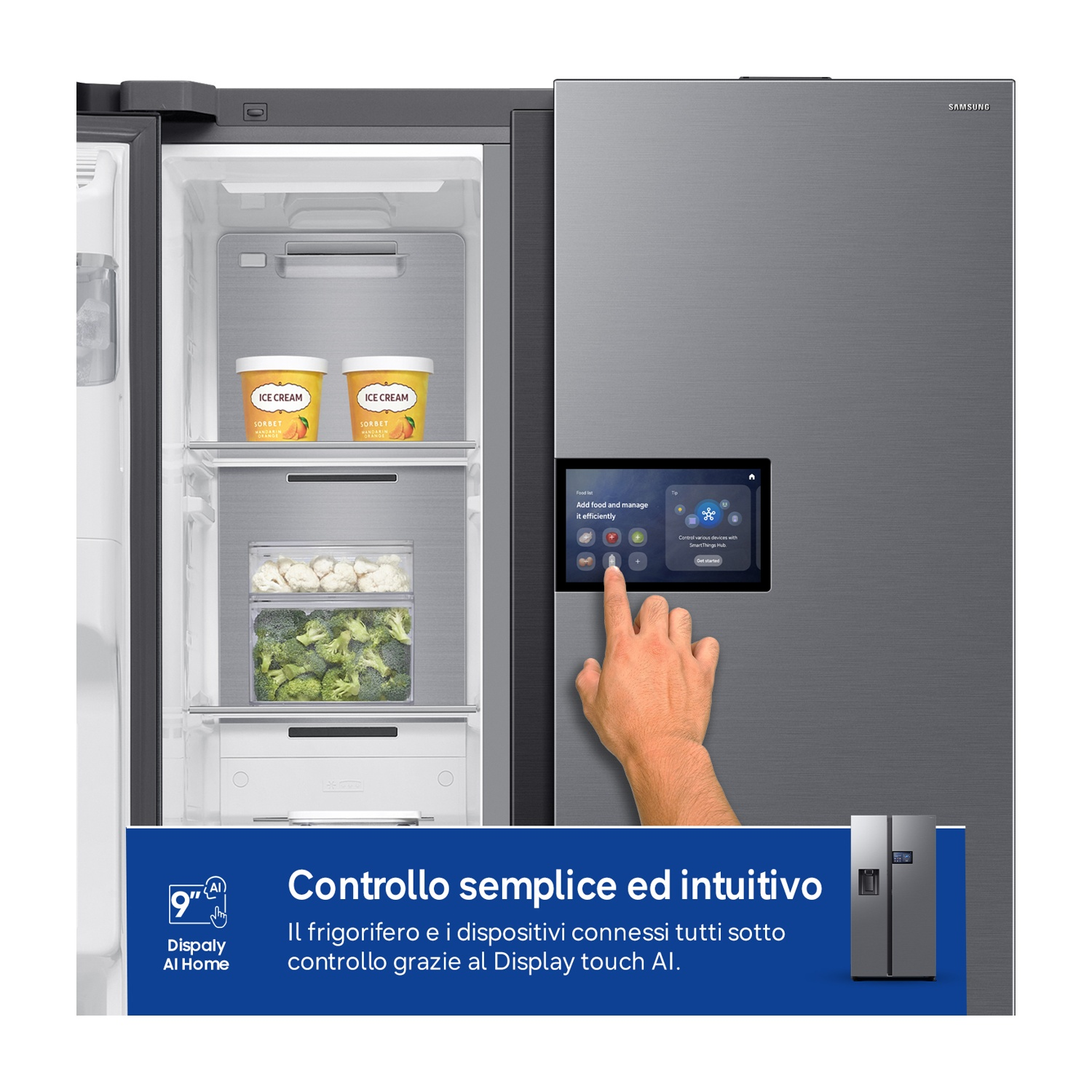 Un uomo tocca il touchscreen di un moderno frigorifero con gelato e verdure all'interno.