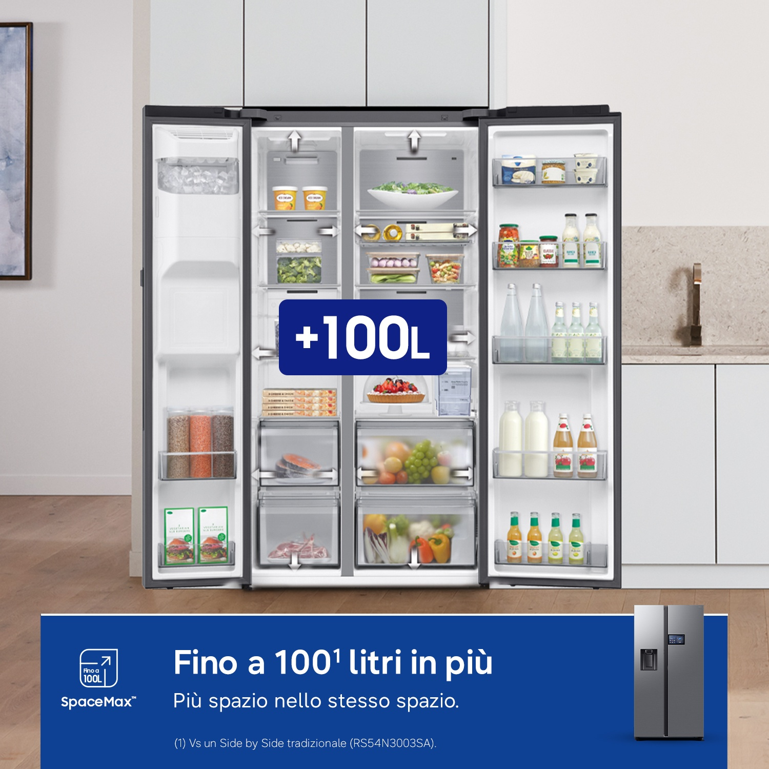 Frigorifero side-by-side aperto con +100L di spazio in più. Cubetti di ghiaccio, cibi e bevande visibili.