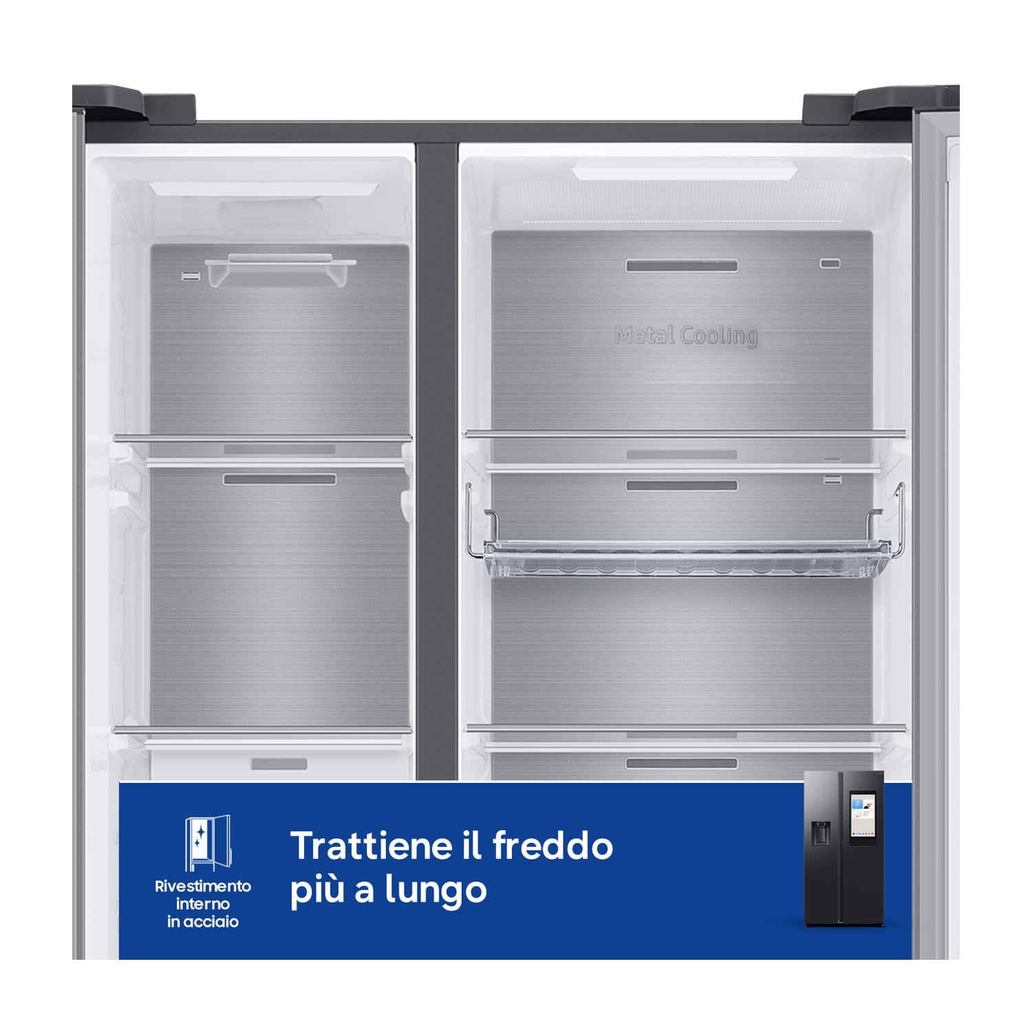 Vista interna di un frigorifero vuoto con raffreddamento in metallo e più ripiani.