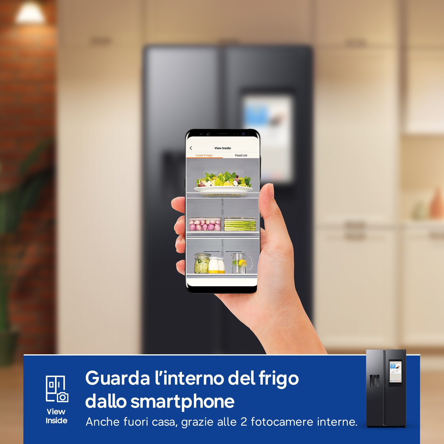 Una mano tiene uno smartphone con app interno frigo davanti a un frigorifero nero.