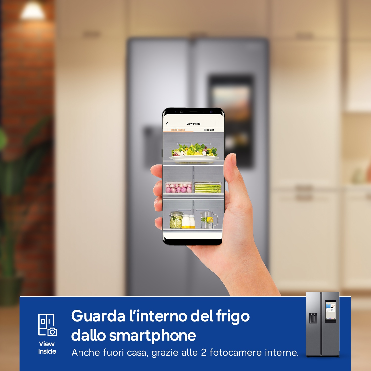 Mano tiene smartphone con app frigo; frigo sullo sfondo.