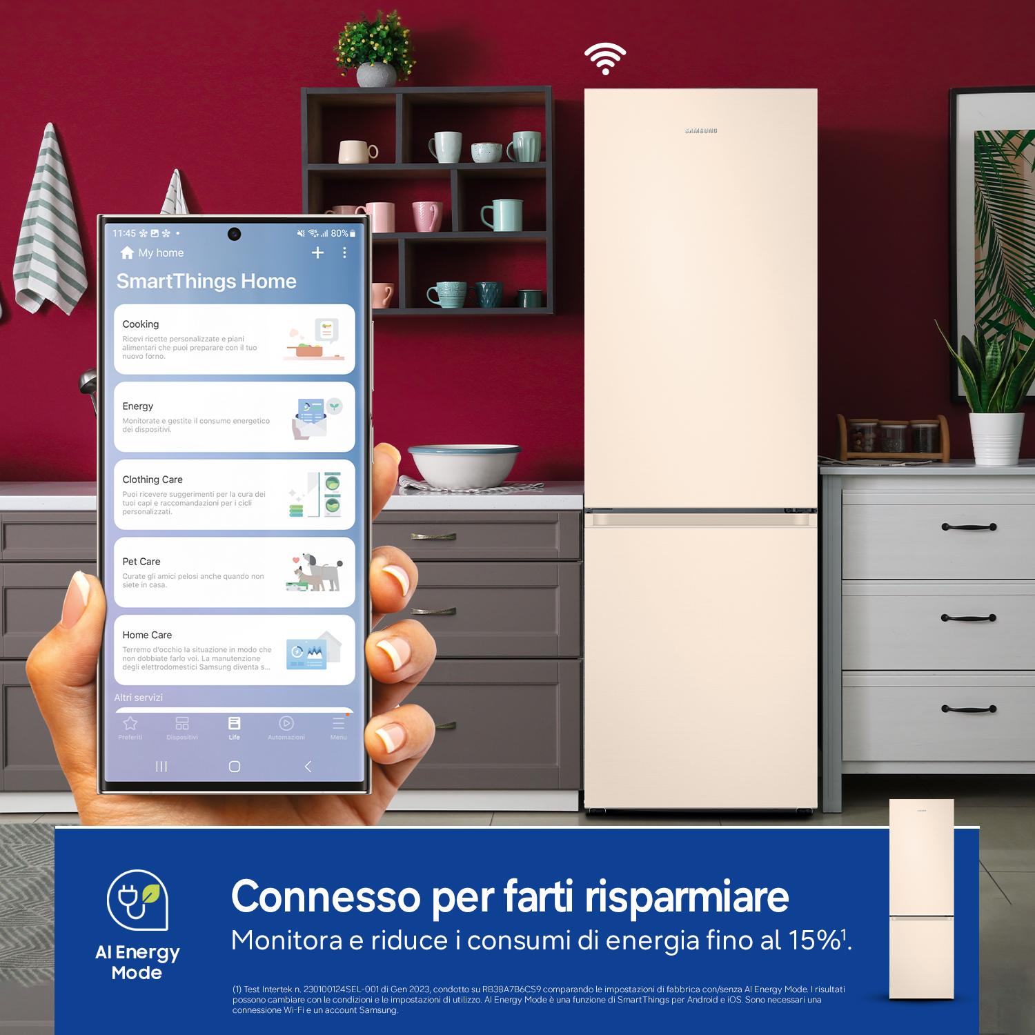 Un frigorifero Samsung mostrato con l'app SmartThings su un telefono. Risparmio energetico.