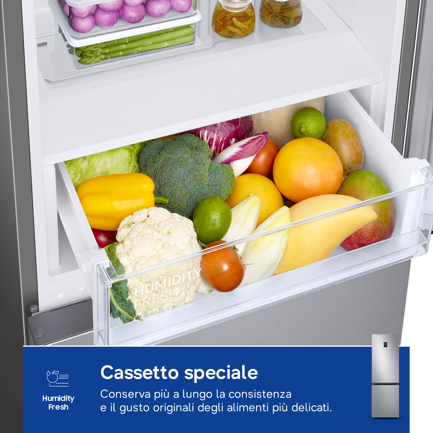 Un cassetto del frigorifero pieno di frutta e verdura, tra cui broccoli, peperoni, arance e mango.