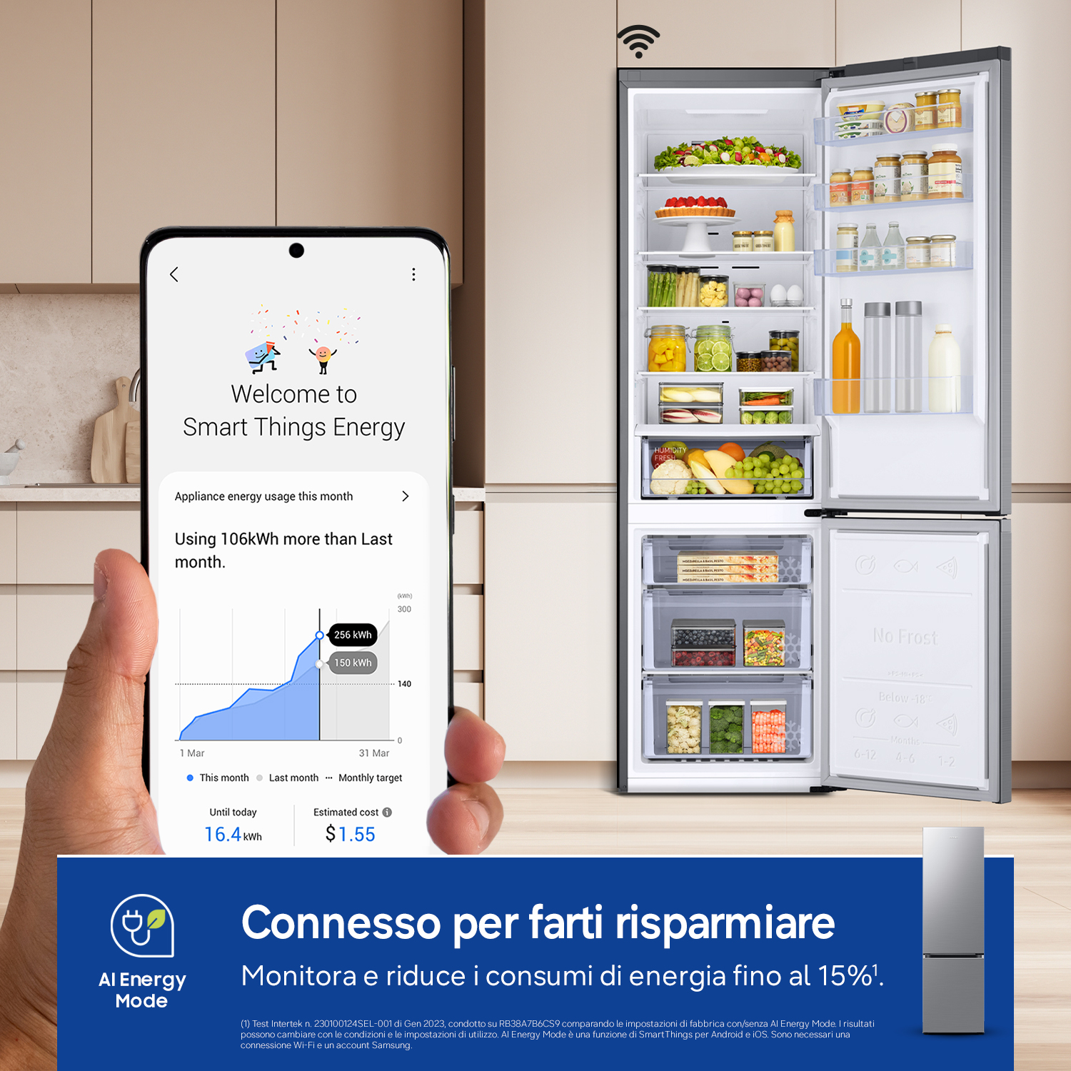 Uno smartphone mostra l'app Smart Things Energy davanti a un frigorifero aperto pieno di cibo.