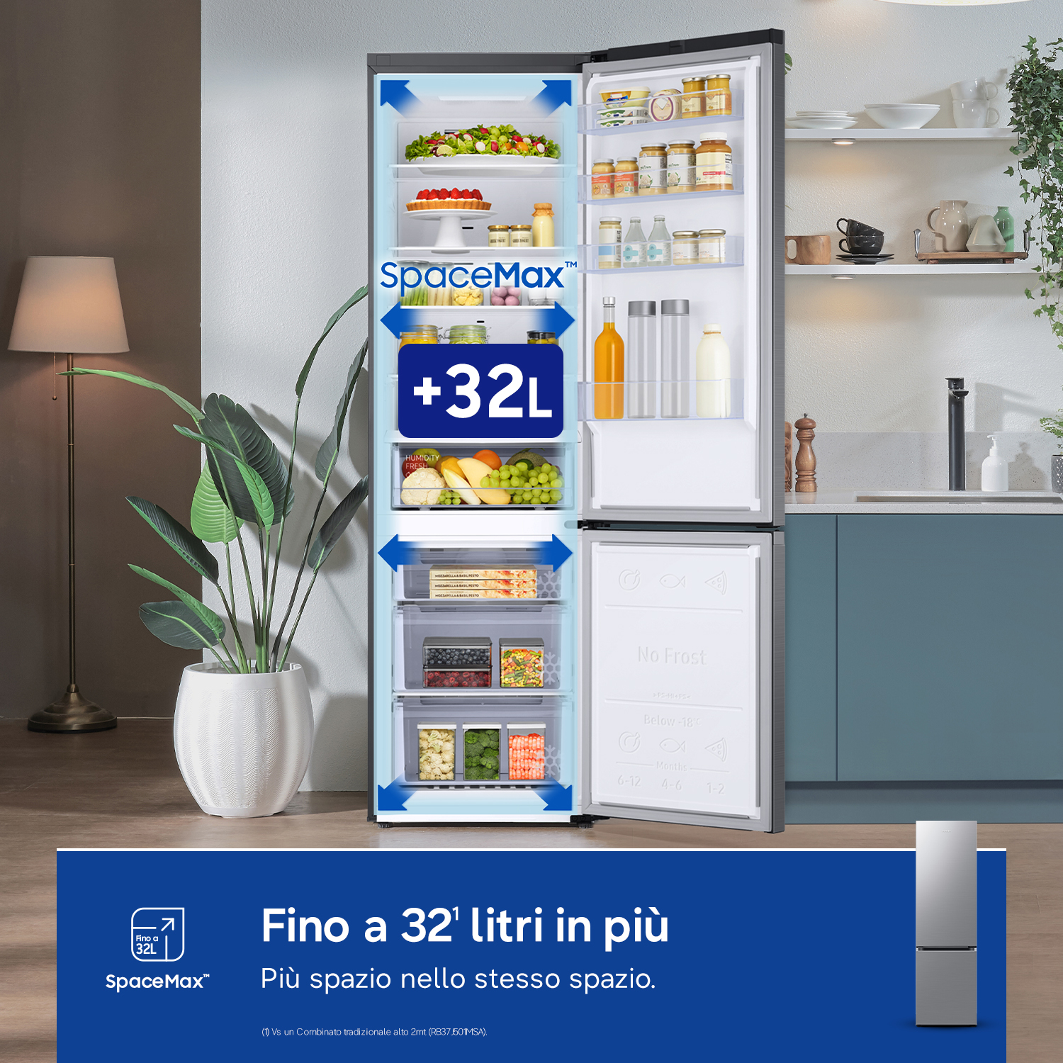 Frigorifero aperto con cibo e indicatore +32L. Accanto, un soggiorno.
