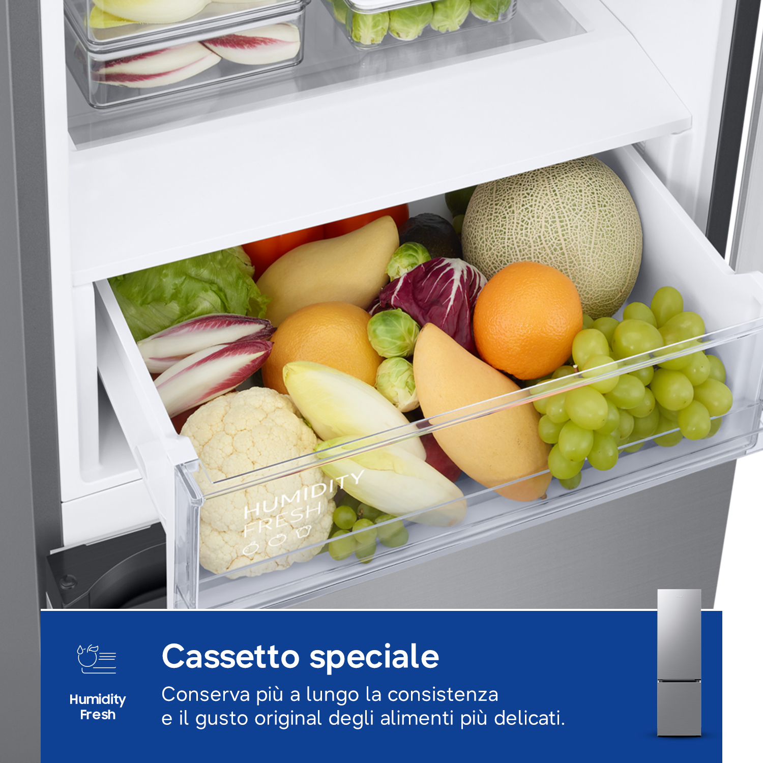 Un cassetto pieno di frutta e verdura, tra cui uva, arance, melone e cavolfiore.