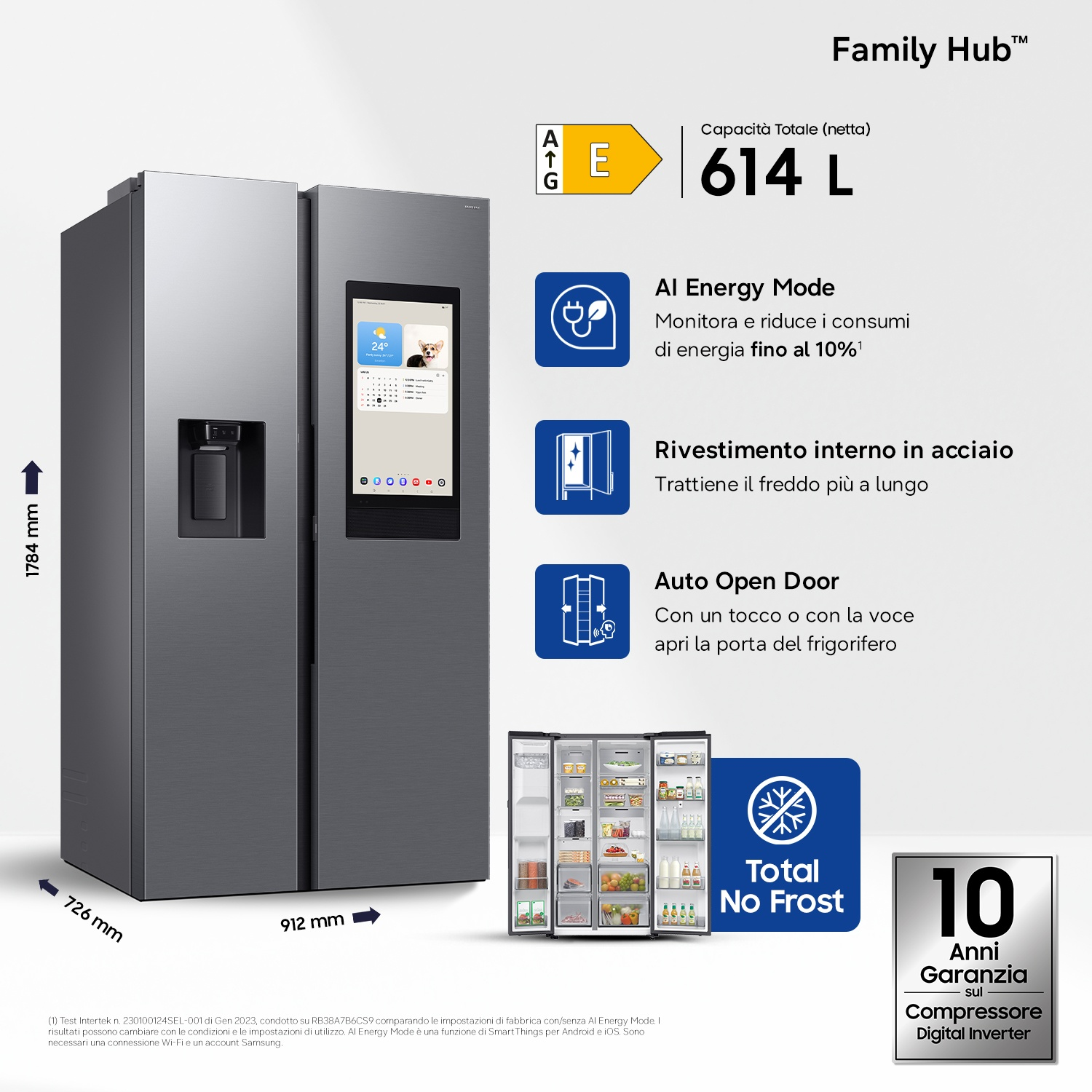Un grande frigorifero side-by-side grigio con touchscreen e dispenser d'acqua.