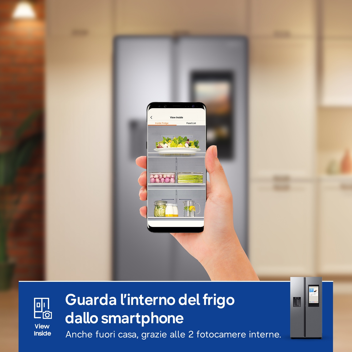 Mano tiene smartphone con interno frigo accanto a un frigorifero.