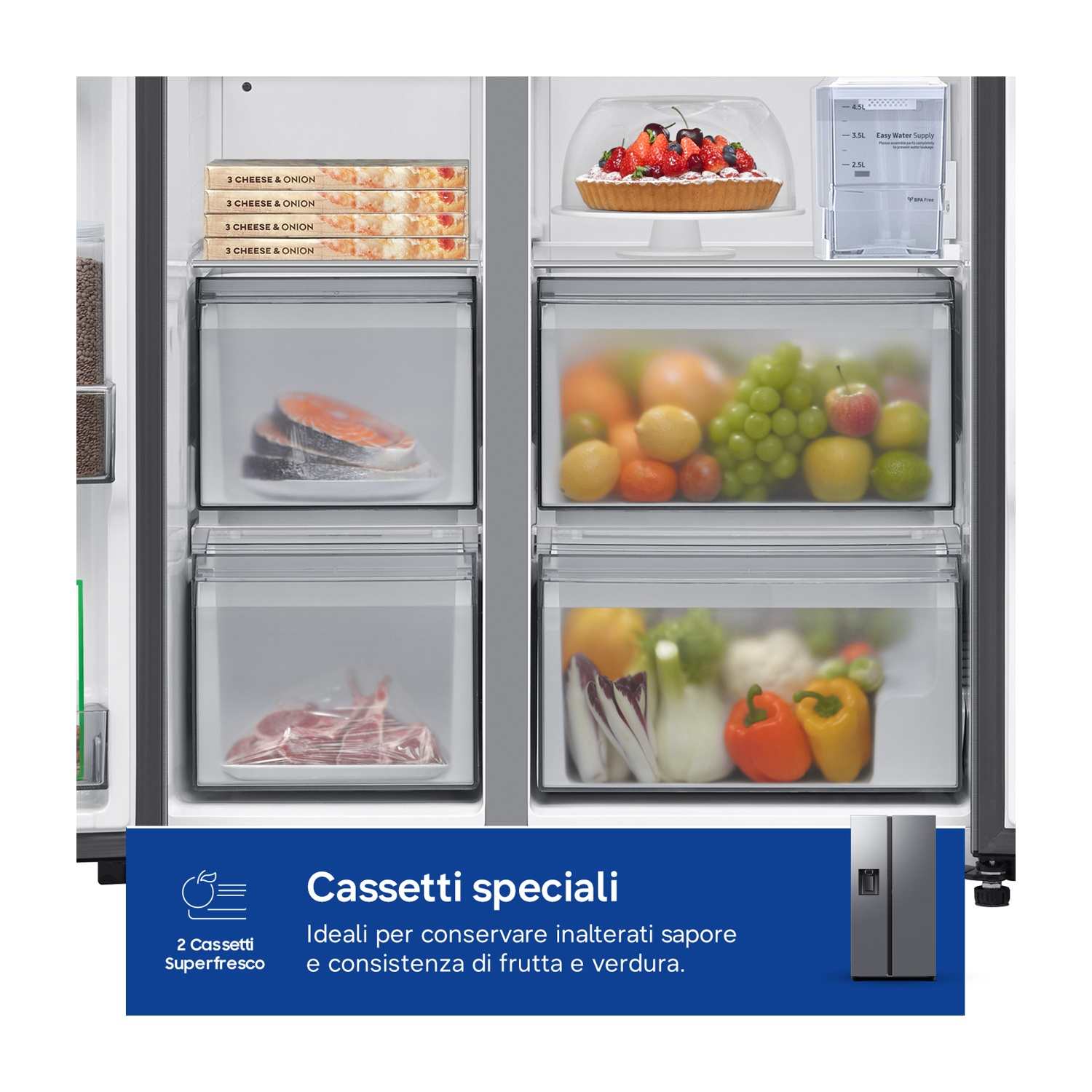 Interno di un frigorifero con cibo: frutta, verdura, pesce, pizza e un dispenser d'acqua.