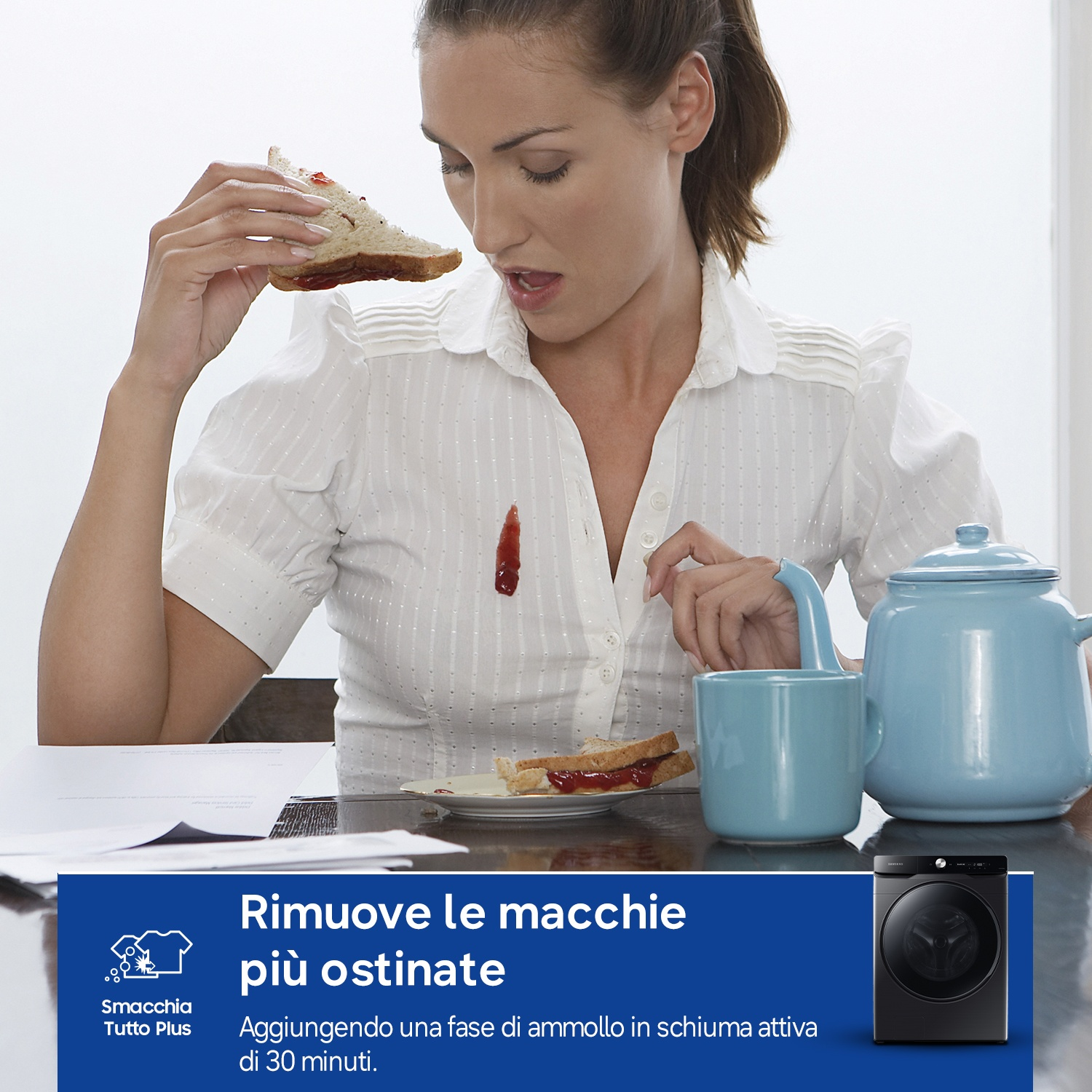 Una donna con un panino alla marmellata rovescia marmellata sulla sua camicetta bianca.