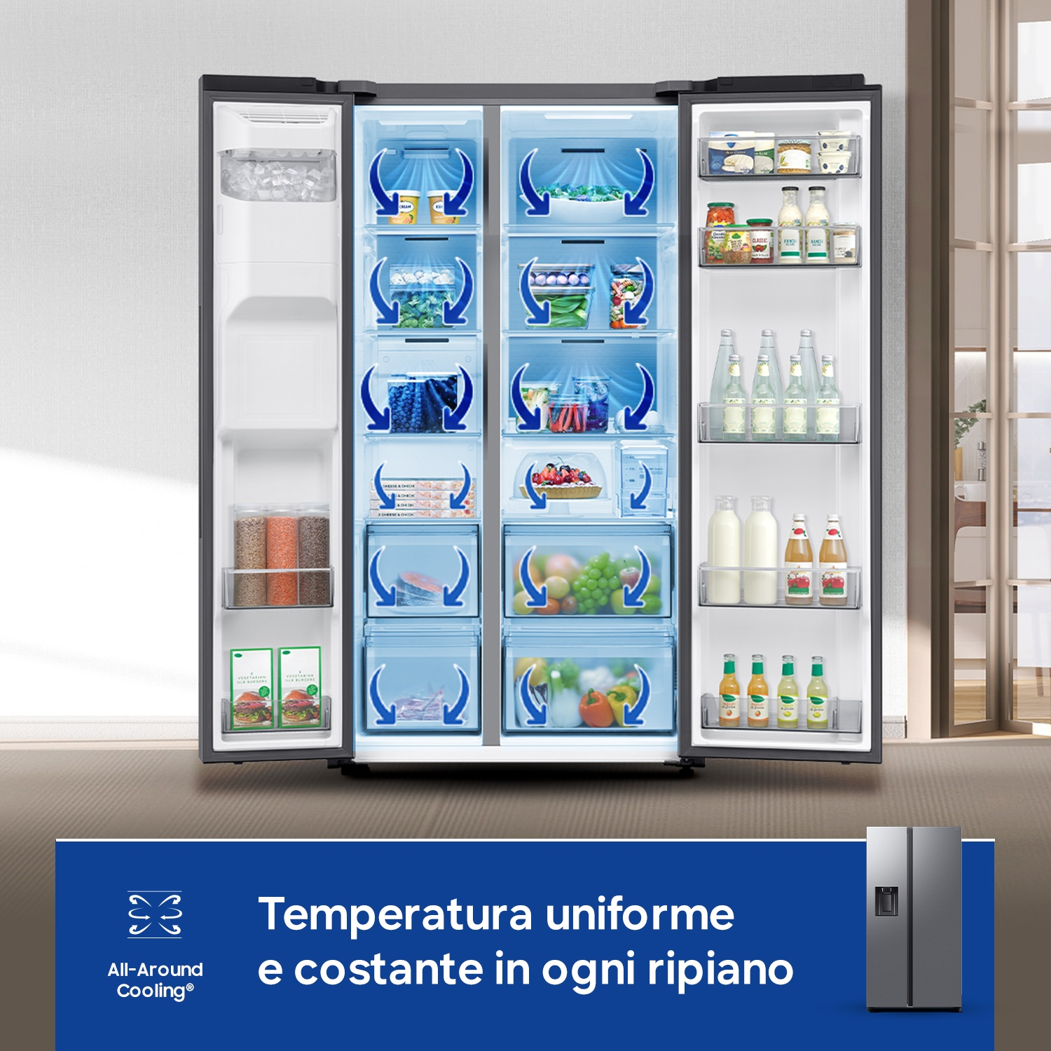 Frigorifero aperto con ghiaccio, cibo e bevande nei suoi scomparti.