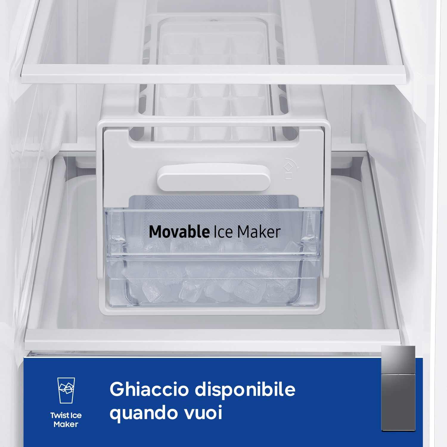Un fabbricatore di ghiaccio mobile con cubetti di ghiaccio in un vano frigorifero.