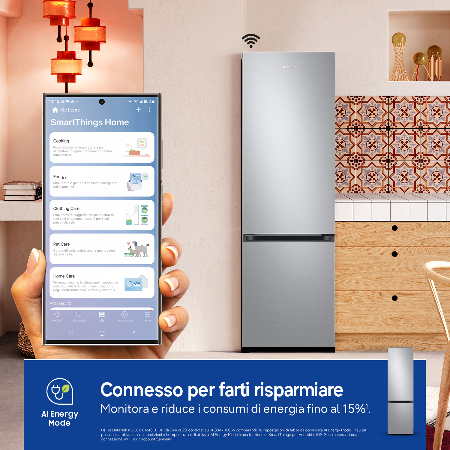 Un telefono mostra l'app SmartThings Home con opzioni per cucina, energia e cura della casa.