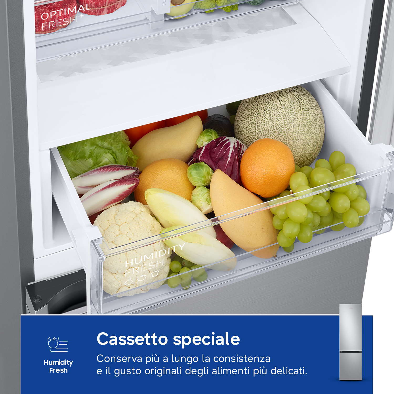 Un cassetto del frigorifero pieno di frutta e verdura come uva, melone, arancia, cavolfiore.