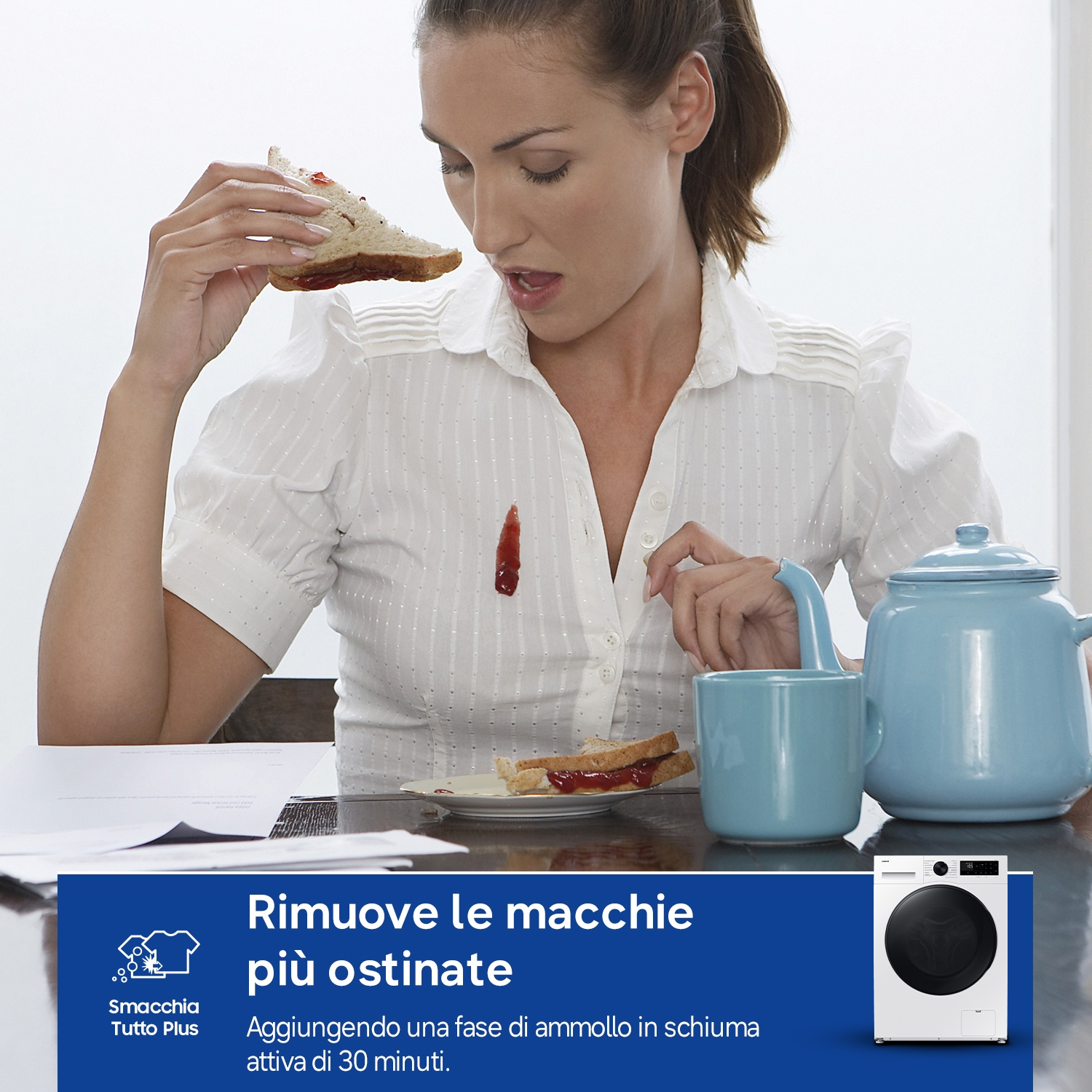Una donna con un panino alla marmellata macchia la sua camicia.