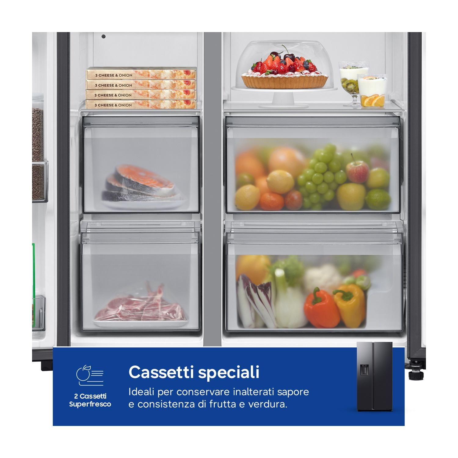 Interno frigorifero con frutta, verdura, pesce e scatole di pizza.