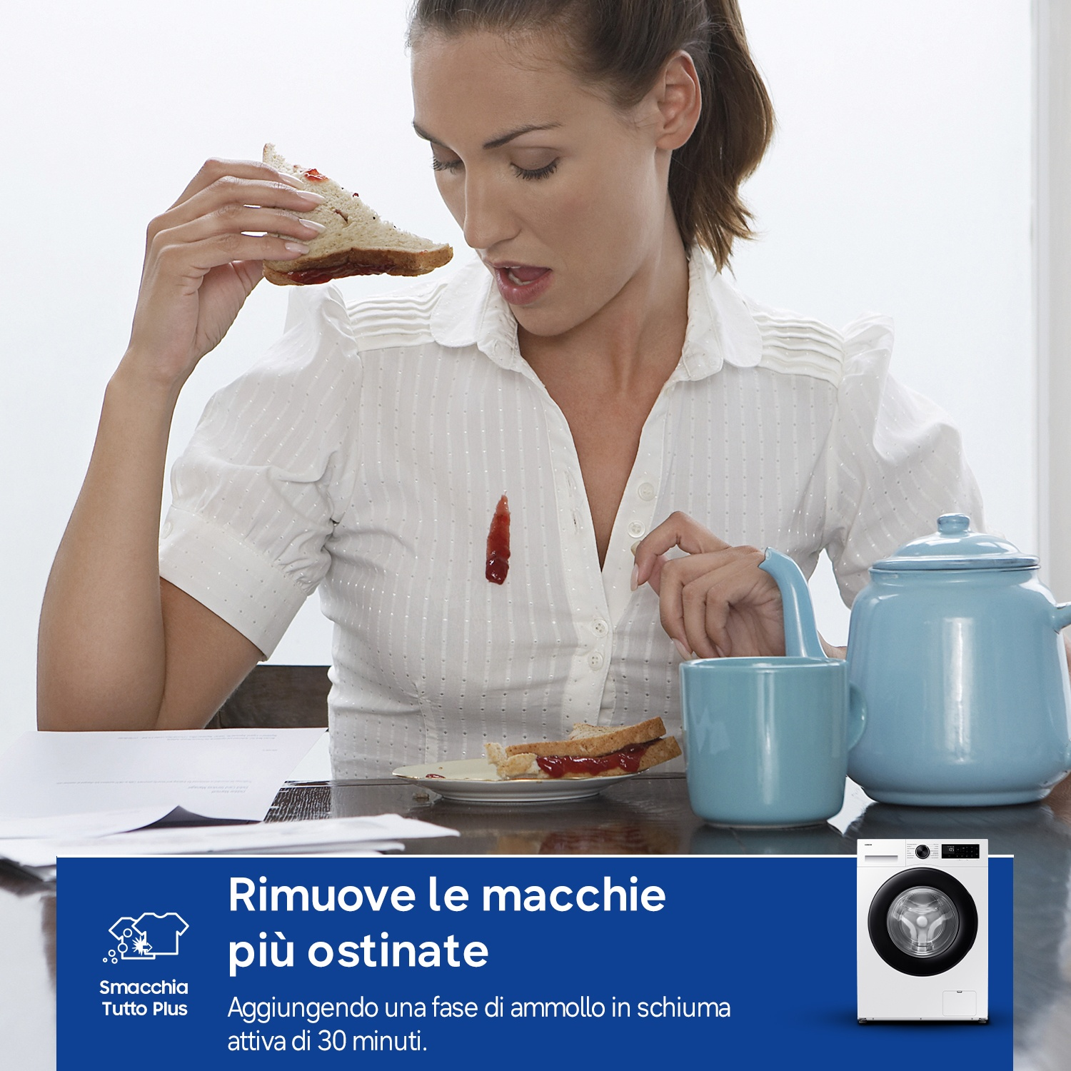 Donna con macchia di marmellata su camicetta bianca, tiene sandwich; brocca blu.