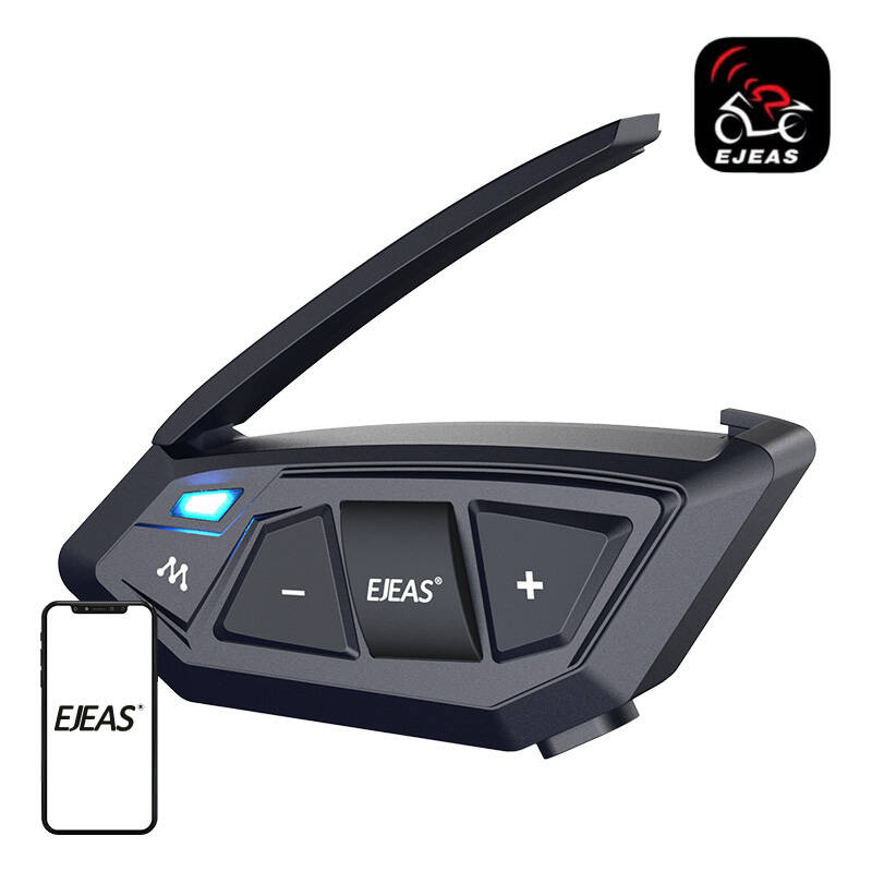Egy fekete motoros sisakintercom megvilágított gombbal és okostelefonnal.